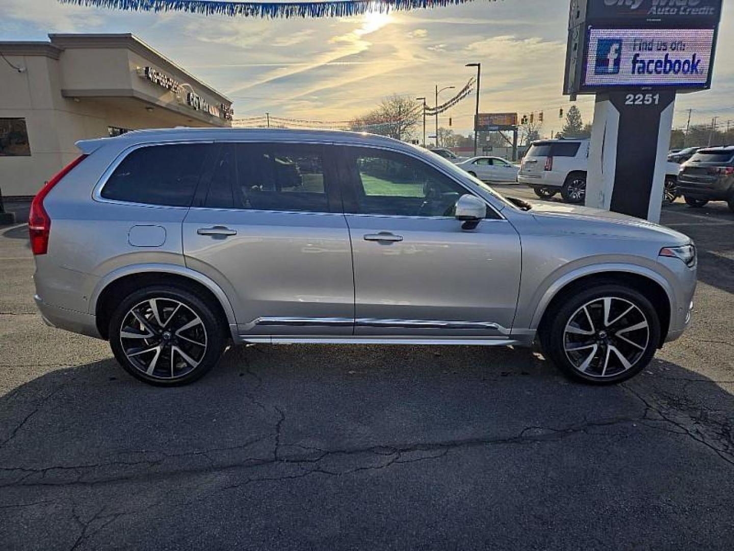 2019 SILVER /BLACK Volvo XC90 T6 Inscription AWD (YV4A22PLXK1) with an 2.0L L4 DOHC 16V engine, 8A transmission, located at 3304 Woodville Road, Northwood, OH, 43619, (419) 210-8019, 41.612694, -83.480743 - Photo#5