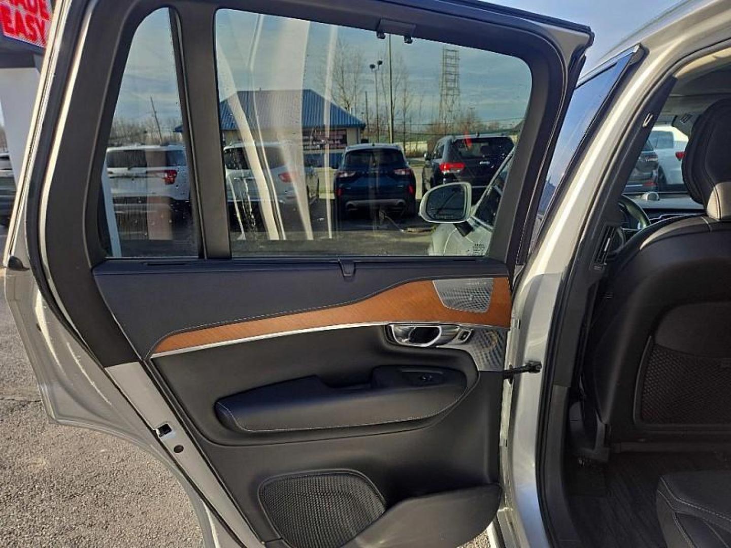 2019 SILVER /BLACK Volvo XC90 T6 Inscription AWD (YV4A22PLXK1) with an 2.0L L4 DOHC 16V engine, 8A transmission, located at 3304 Woodville Road, Northwood, OH, 43619, (419) 210-8019, 41.612694, -83.480743 - Photo#10