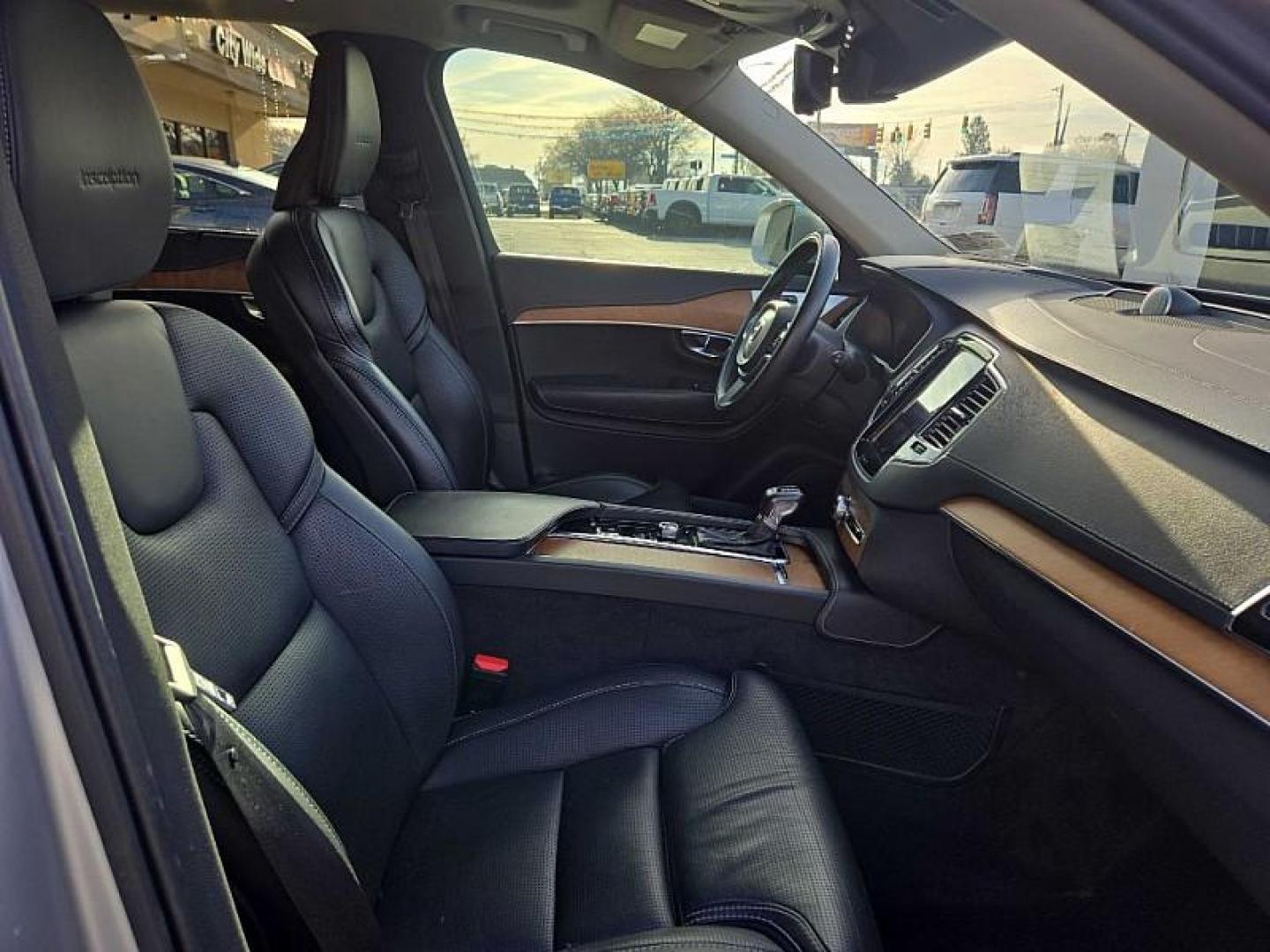 2019 SILVER /BLACK Volvo XC90 T6 Inscription AWD (YV4A22PLXK1) with an 2.0L L4 DOHC 16V engine, 8A transmission, located at 3304 Woodville Road, Northwood, OH, 43619, (419) 210-8019, 41.612694, -83.480743 - Photo#17