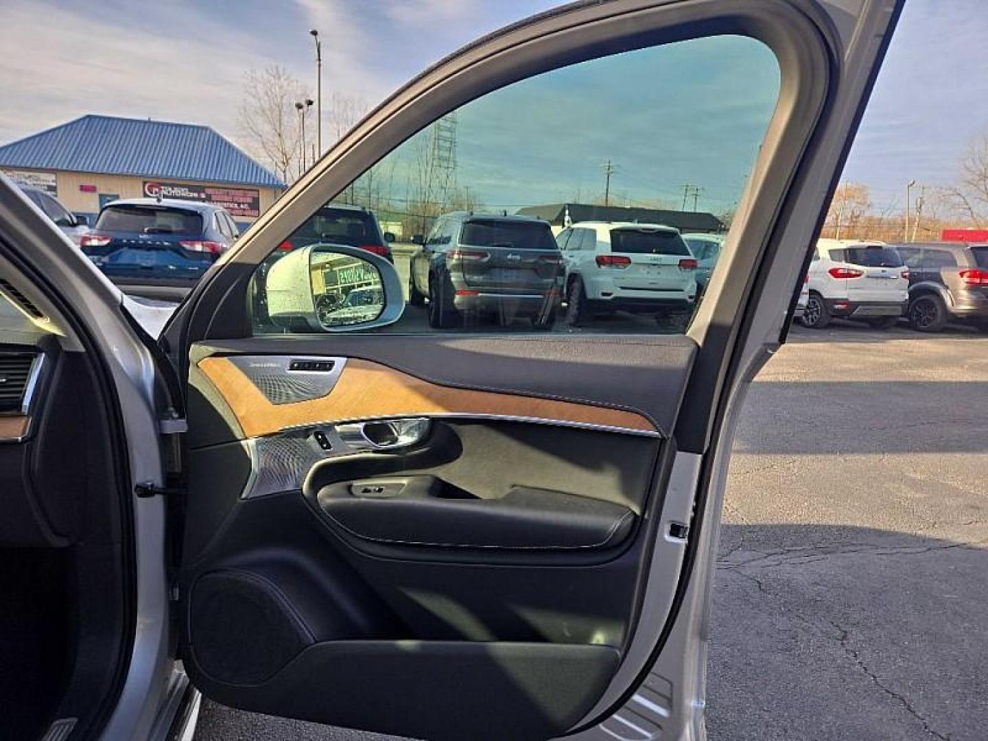 2019 SILVER /BLACK Volvo XC90 T6 Inscription AWD (YV4A22PLXK1) with an 2.0L L4 DOHC 16V engine, 8A transmission, located at 3304 Woodville Road, Northwood, OH, 43619, (419) 210-8019, 41.612694, -83.480743 - Photo#18