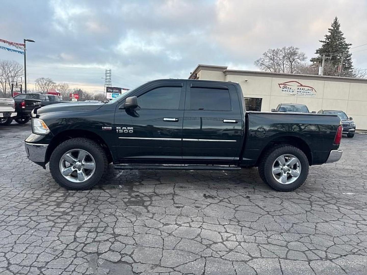 2015 GREEN /BLACK RAM 1500 SLT Crew Cab SWB 4WD (1C6RR7LT8FS) with an 5.7L V8 OHV 16V engine, 6-Speed Automatic transmission, located at 3304 Woodville Road, Northwood, OH, 43619, (419) 210-8019, 41.612694, -83.480743 - Your #1 Destination for Auto Loans and mdash;No Matter Your Credit!At our dealership, we believe everyone deserves the opportunity to drive their dream car and mdash;whether you have good credit, bad credit, or no credit at all. With a wide selection of hundreds of cars, trucks, and SUVs, you'll fin - Photo#1