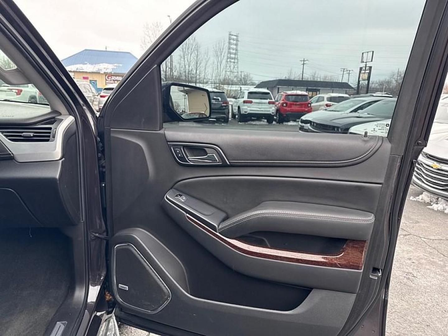 2015 PURPLE /BLACK GMC Yukon SLT 4WD (1GKS2BKC0FR) with an 5.3L V8 OHV 16V FFV engine, 6-Speed Automatic transmission, located at 3304 Woodville Road, Northwood, OH, 43619, (419) 210-8019, 41.612694, -83.480743 - Photo#17