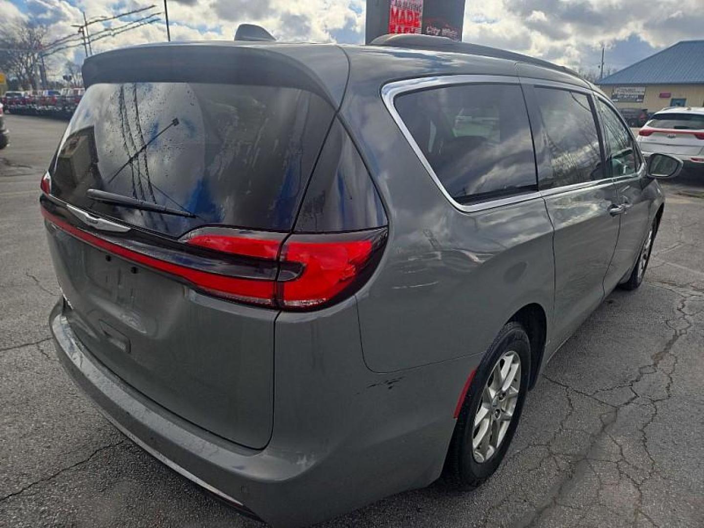 2022 GRAY /BLACK Chrysler Pacifica Touring (2C4RC1FG8NR) with an 3.6L V6 DOHC 24V engine, 9A transmission, located at 3304 Woodville Road, Northwood, OH, 43619, (419) 210-8019, 41.612694, -83.480743 - Your #1 Destination for Auto Loans and mdash;No Matter Your Credit!At our dealership, we believe everyone deserves the opportunity to drive their dream car and mdash;whether you have good credit, bad credit, or no credit at all. With a wide selection of hundreds of cars, trucks, and SUVs, you'll fin - Photo#1