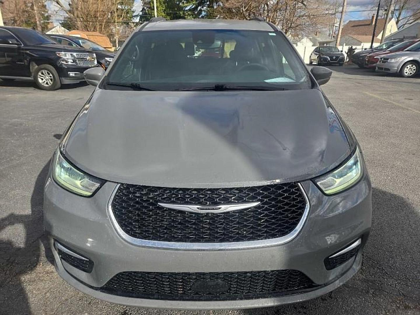 2022 GRAY /BLACK Chrysler Pacifica Touring (2C4RC1FG8NR) with an 3.6L V6 DOHC 24V engine, 9A transmission, located at 3304 Woodville Road, Northwood, OH, 43619, (419) 210-8019, 41.612694, -83.480743 - Your #1 Destination for Auto Loans and mdash;No Matter Your Credit!At our dealership, we believe everyone deserves the opportunity to drive their dream car and mdash;whether you have good credit, bad credit, or no credit at all. With a wide selection of hundreds of cars, trucks, and SUVs, you'll fin - Photo#7