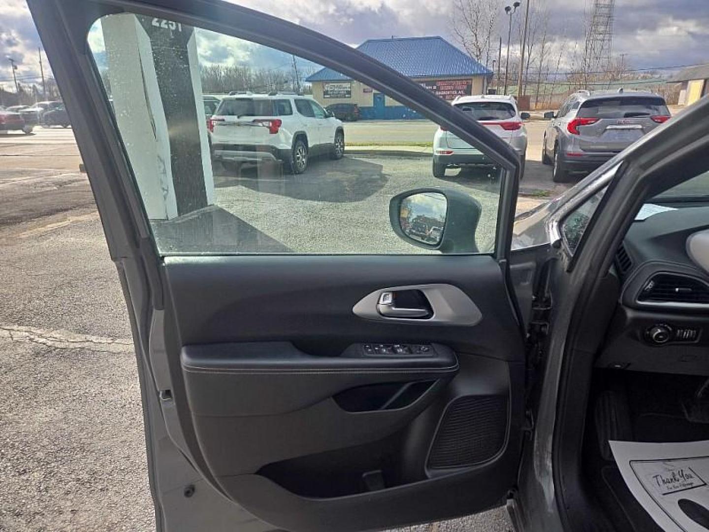 2022 GRAY /BLACK Chrysler Pacifica Touring (2C4RC1FG8NR) with an 3.6L V6 DOHC 24V engine, 9A transmission, located at 3304 Woodville Road, Northwood, OH, 43619, (419) 210-8019, 41.612694, -83.480743 - Your #1 Destination for Auto Loans and mdash;No Matter Your Credit!At our dealership, we believe everyone deserves the opportunity to drive their dream car and mdash;whether you have good credit, bad credit, or no credit at all. With a wide selection of hundreds of cars, trucks, and SUVs, you'll fin - Photo#8