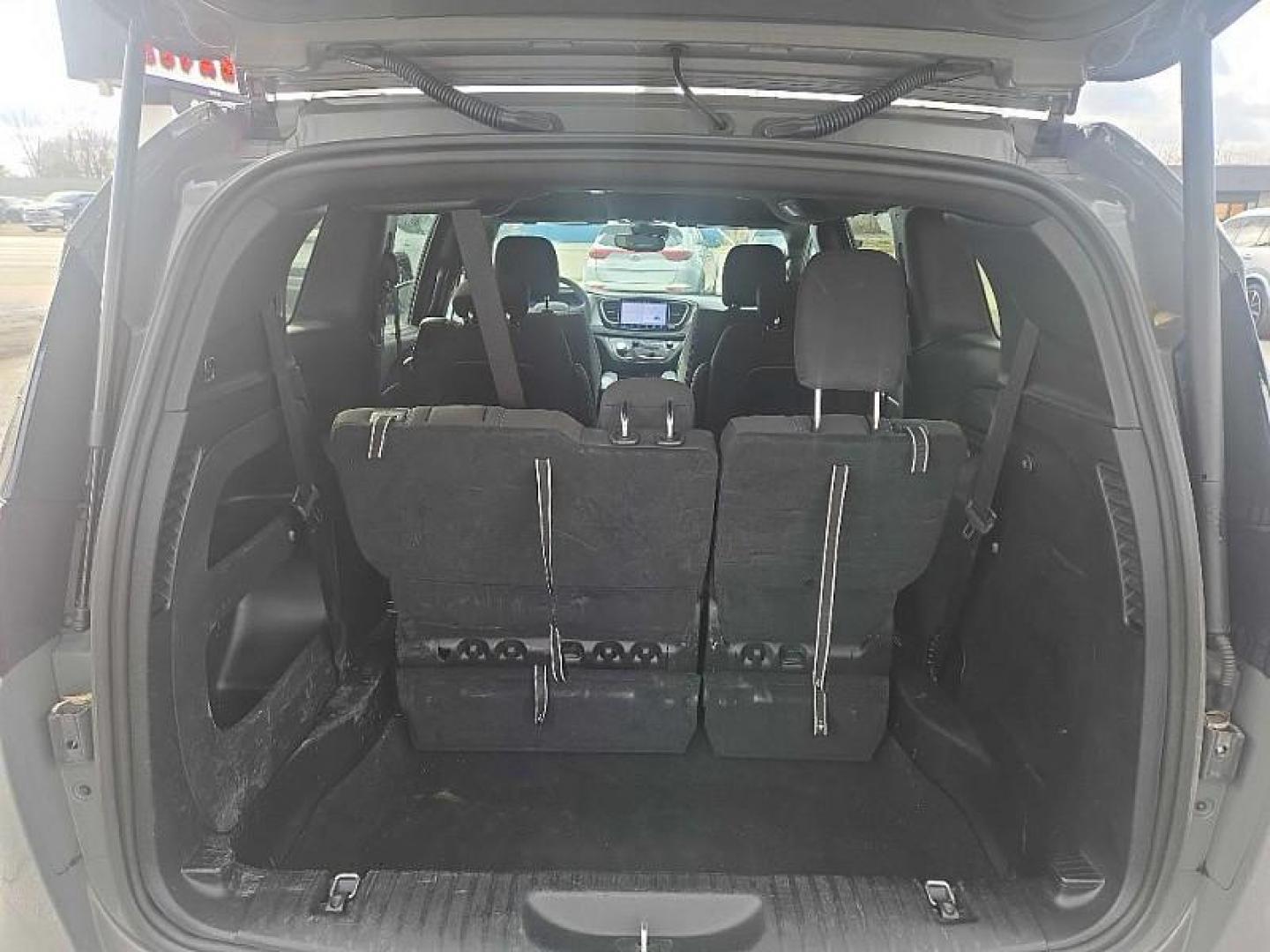 2022 GRAY /BLACK Chrysler Pacifica Touring (2C4RC1FG8NR) with an 3.6L V6 DOHC 24V engine, 9A transmission, located at 3304 Woodville Road, Northwood, OH, 43619, (419) 210-8019, 41.612694, -83.480743 - Your #1 Destination for Auto Loans and mdash;No Matter Your Credit!At our dealership, we believe everyone deserves the opportunity to drive their dream car and mdash;whether you have good credit, bad credit, or no credit at all. With a wide selection of hundreds of cars, trucks, and SUVs, you'll fin - Photo#11