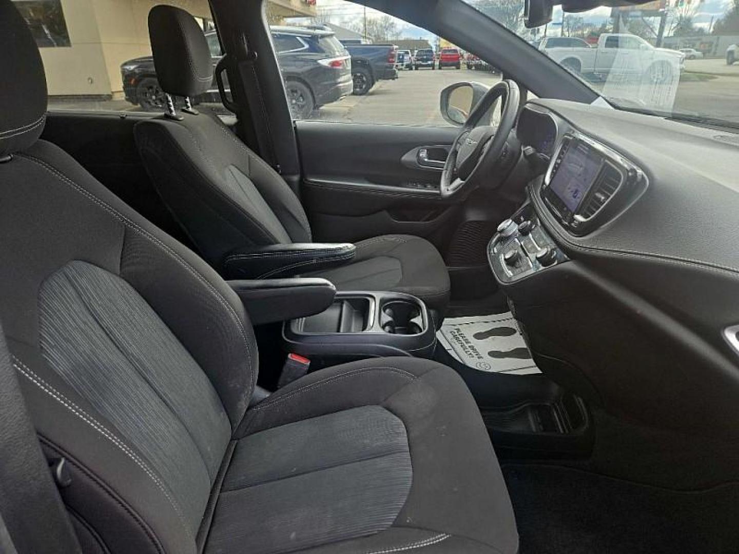 2022 GRAY /BLACK Chrysler Pacifica Touring (2C4RC1FG8NR) with an 3.6L V6 DOHC 24V engine, 9A transmission, located at 3304 Woodville Road, Northwood, OH, 43619, (419) 210-8019, 41.612694, -83.480743 - Your #1 Destination for Auto Loans and mdash;No Matter Your Credit!At our dealership, we believe everyone deserves the opportunity to drive their dream car and mdash;whether you have good credit, bad credit, or no credit at all. With a wide selection of hundreds of cars, trucks, and SUVs, you'll fin - Photo#15