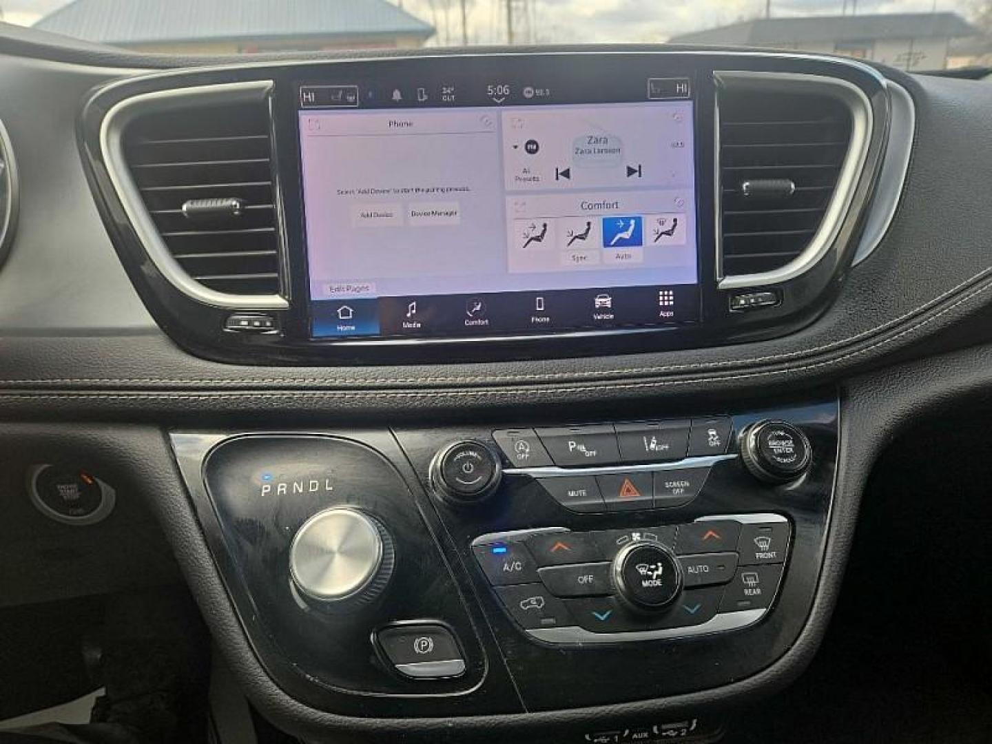 2022 GRAY /BLACK Chrysler Pacifica Touring (2C4RC1FG8NR) with an 3.6L V6 DOHC 24V engine, 9A transmission, located at 3304 Woodville Road, Northwood, OH, 43619, (419) 210-8019, 41.612694, -83.480743 - Your #1 Destination for Auto Loans and mdash;No Matter Your Credit!At our dealership, we believe everyone deserves the opportunity to drive their dream car and mdash;whether you have good credit, bad credit, or no credit at all. With a wide selection of hundreds of cars, trucks, and SUVs, you'll fin - Photo#20