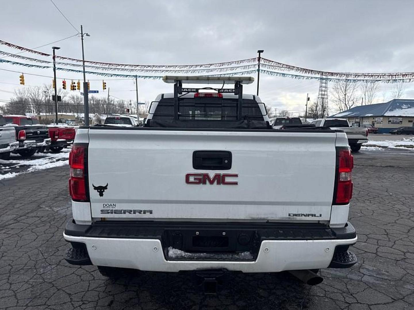 2016 WHITE GMC Sierra 2500HD Denali Crew Cab 4WD (1GT12UEG7GF) with an 6.0L V8 OHV 16V FFV engine, 6A transmission, located at 3304 Woodville Road, Northwood, OH, 43619, (419) 210-8019, 41.612694, -83.480743 - Photo#3