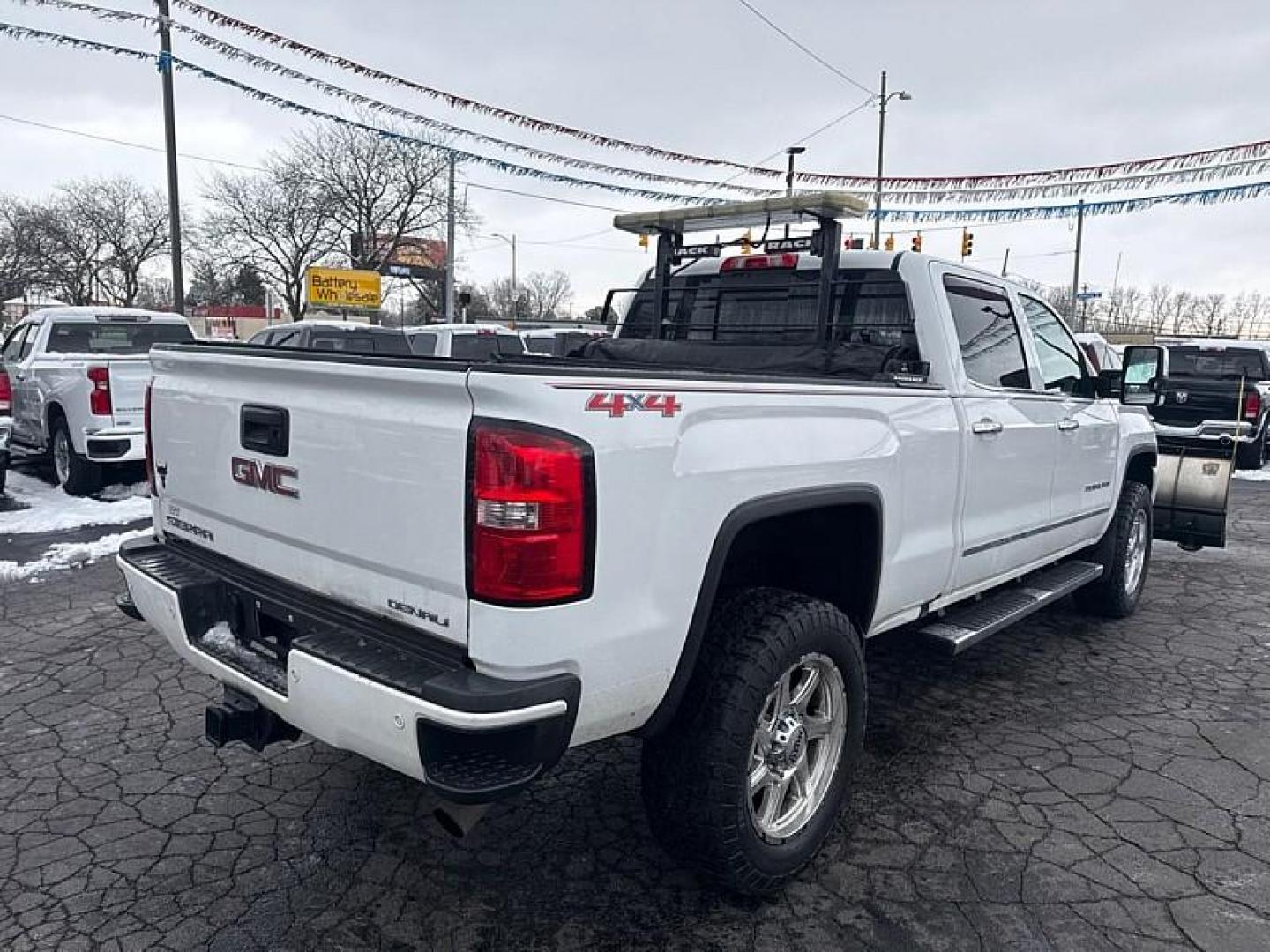 2016 WHITE GMC Sierra 2500HD Denali Crew Cab 4WD (1GT12UEG7GF) with an 6.0L V8 OHV 16V FFV engine, 6A transmission, located at 3304 Woodville Road, Northwood, OH, 43619, (419) 210-8019, 41.612694, -83.480743 - Photo#4