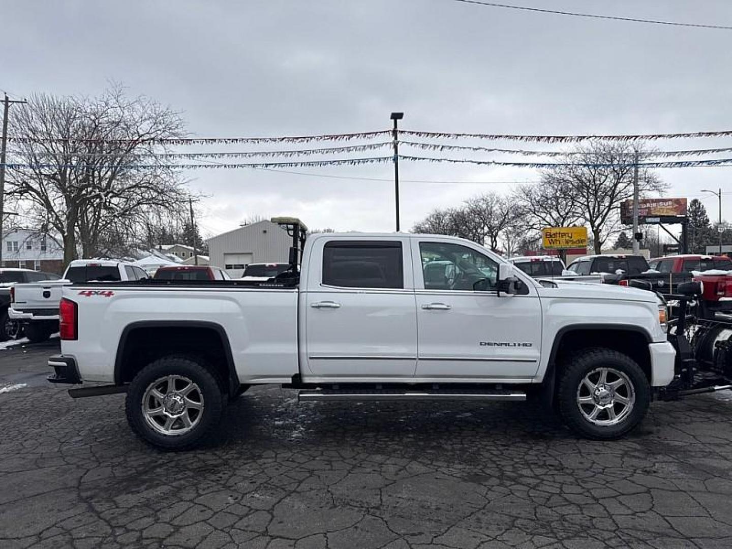 2016 WHITE GMC Sierra 2500HD Denali Crew Cab 4WD (1GT12UEG7GF) with an 6.0L V8 OHV 16V FFV engine, 6A transmission, located at 3304 Woodville Road, Northwood, OH, 43619, (419) 210-8019, 41.612694, -83.480743 - Photo#5