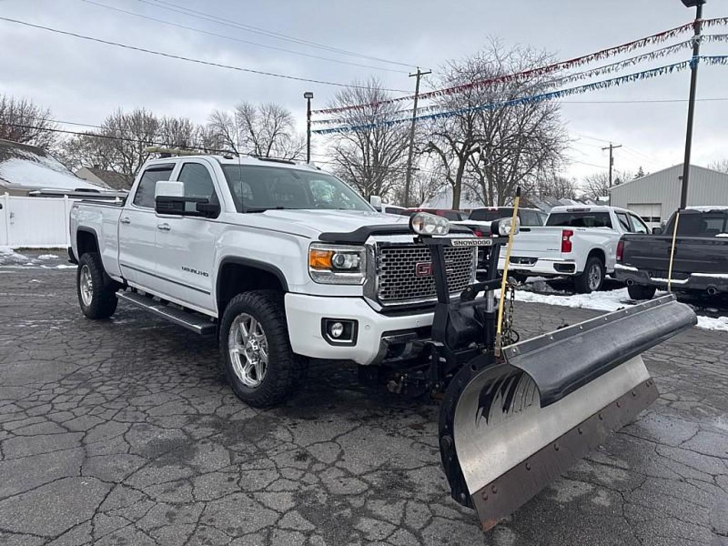 2016 WHITE GMC Sierra 2500HD Denali Crew Cab 4WD (1GT12UEG7GF) with an 6.0L V8 OHV 16V FFV engine, 6A transmission, located at 3304 Woodville Road, Northwood, OH, 43619, (419) 210-8019, 41.612694, -83.480743 - Photo#6