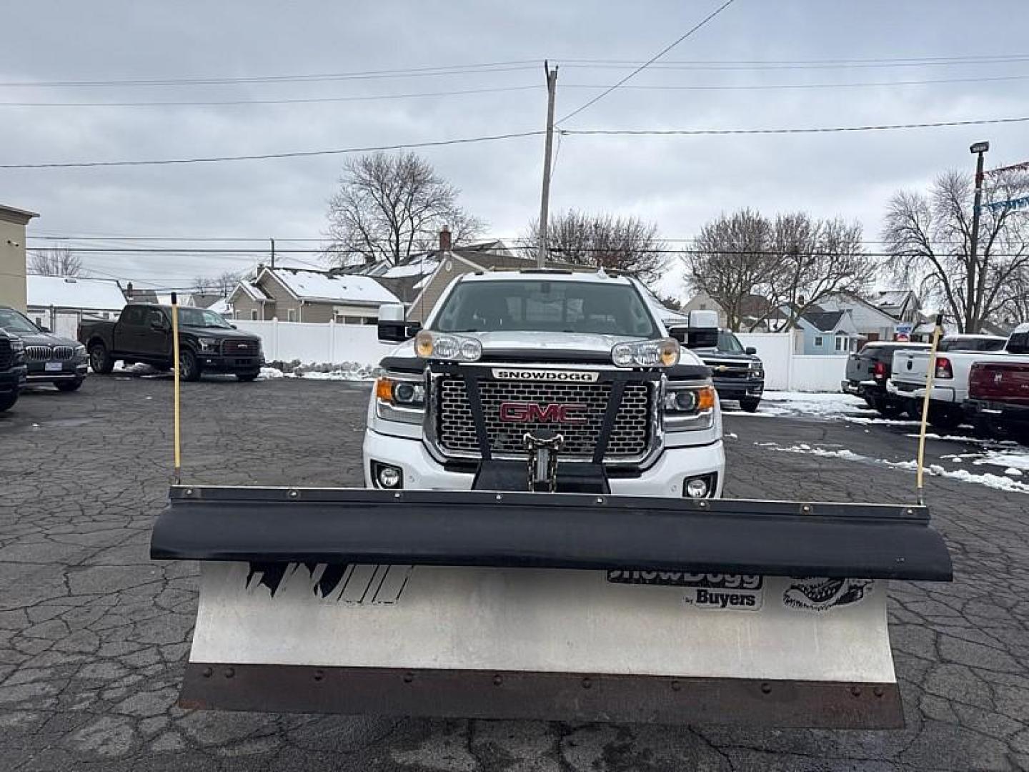 2016 WHITE GMC Sierra 2500HD Denali Crew Cab 4WD (1GT12UEG7GF) with an 6.0L V8 OHV 16V FFV engine, 6A transmission, located at 3304 Woodville Road, Northwood, OH, 43619, (419) 210-8019, 41.612694, -83.480743 - Photo#7