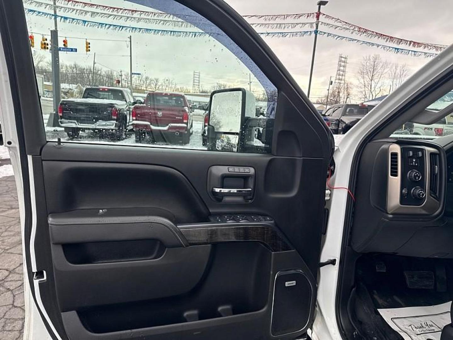 2016 WHITE GMC Sierra 2500HD Denali Crew Cab 4WD (1GT12UEG7GF) with an 6.0L V8 OHV 16V FFV engine, 6A transmission, located at 3304 Woodville Road, Northwood, OH, 43619, (419) 210-8019, 41.612694, -83.480743 - Photo#9