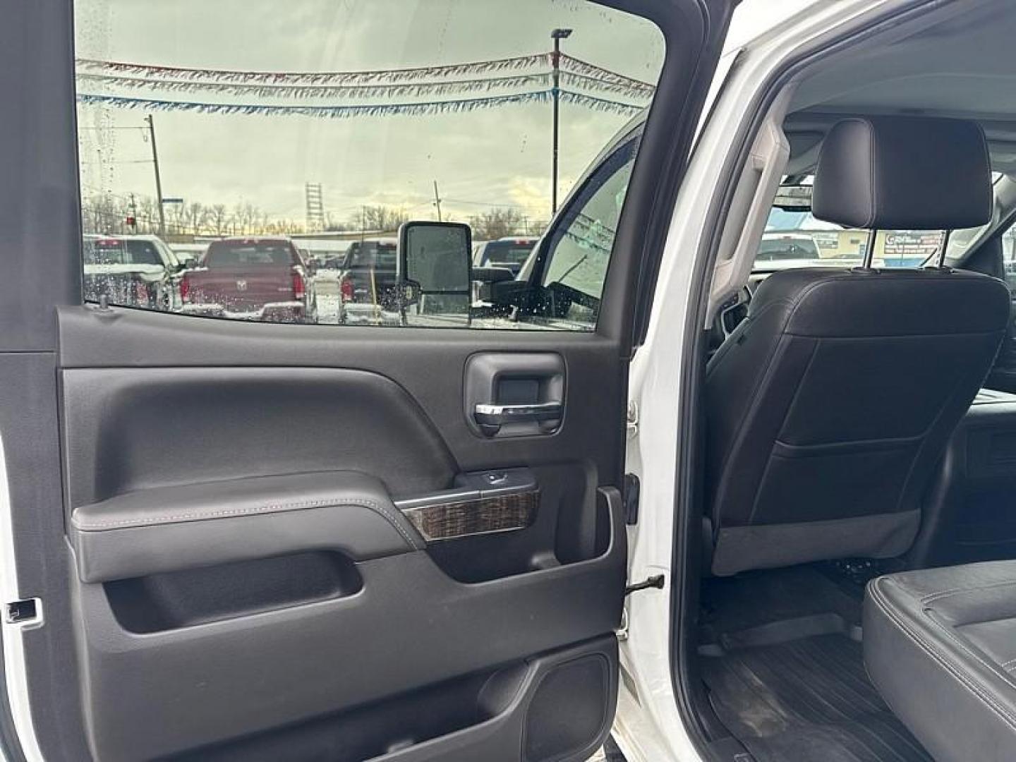 2016 WHITE GMC Sierra 2500HD Denali Crew Cab 4WD (1GT12UEG7GF) with an 6.0L V8 OHV 16V FFV engine, 6A transmission, located at 3304 Woodville Road, Northwood, OH, 43619, (419) 210-8019, 41.612694, -83.480743 - Photo#11