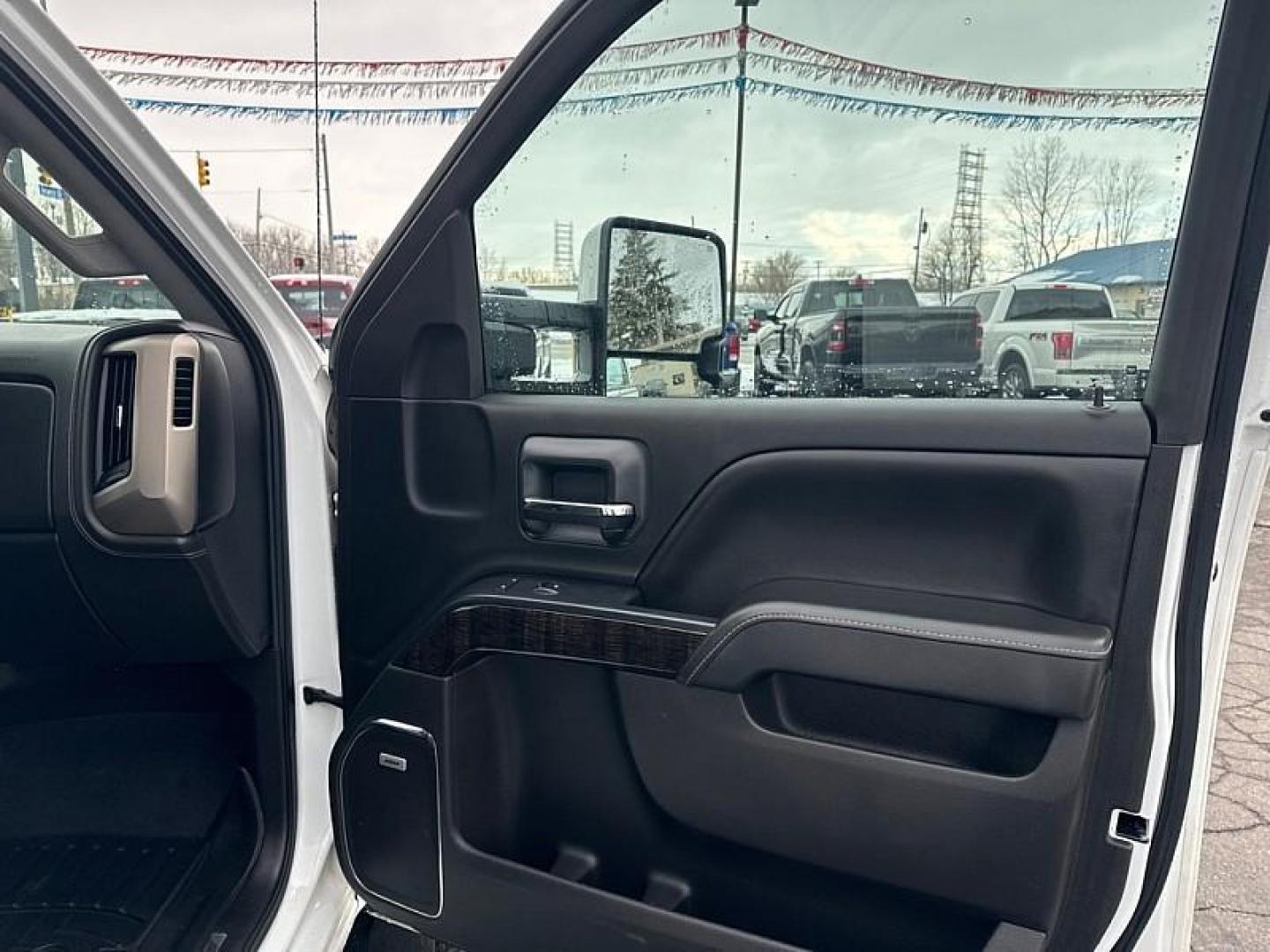 2016 WHITE GMC Sierra 2500HD Denali Crew Cab 4WD (1GT12UEG7GF) with an 6.0L V8 OHV 16V FFV engine, 6A transmission, located at 3304 Woodville Road, Northwood, OH, 43619, (419) 210-8019, 41.612694, -83.480743 - Photo#15