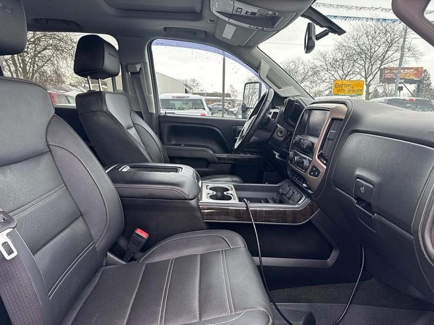 2016 WHITE GMC Sierra 2500HD Denali Crew Cab 4WD (1GT12UEG7GF) with an 6.0L V8 OHV 16V FFV engine, 6A transmission, located at 3304 Woodville Road, Northwood, OH, 43619, (419) 210-8019, 41.612694, -83.480743 - Photo#16