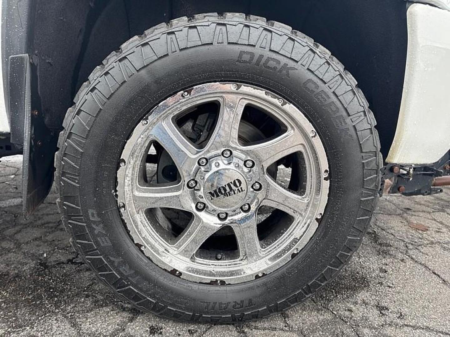 2016 WHITE GMC Sierra 2500HD Denali Crew Cab 4WD (1GT12UEG7GF) with an 6.0L V8 OHV 16V FFV engine, 6A transmission, located at 3304 Woodville Road, Northwood, OH, 43619, (419) 210-8019, 41.612694, -83.480743 - Photo#17