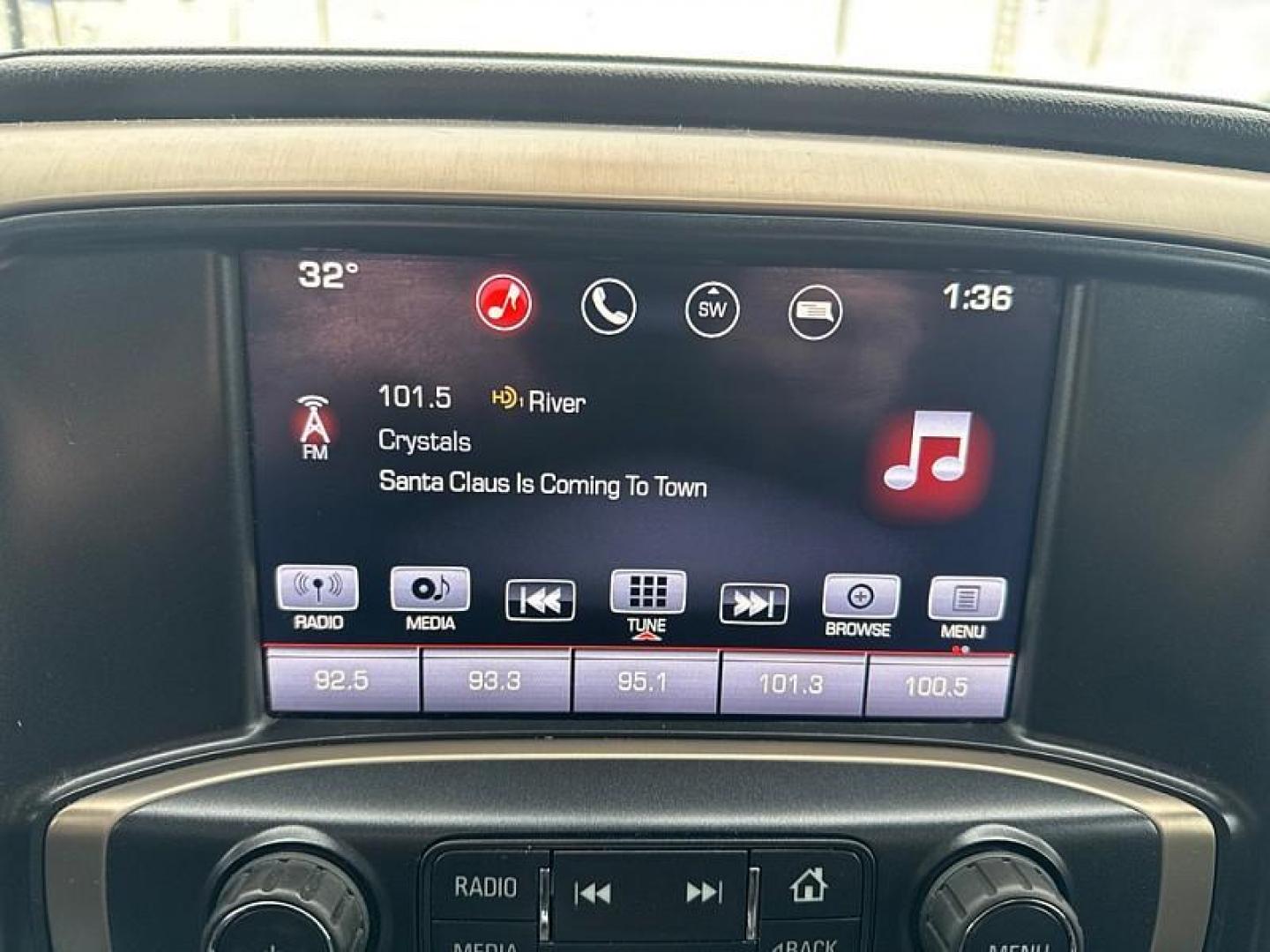 2016 WHITE GMC Sierra 2500HD Denali Crew Cab 4WD (1GT12UEG7GF) with an 6.0L V8 OHV 16V FFV engine, 6A transmission, located at 3304 Woodville Road, Northwood, OH, 43619, (419) 210-8019, 41.612694, -83.480743 - Photo#21