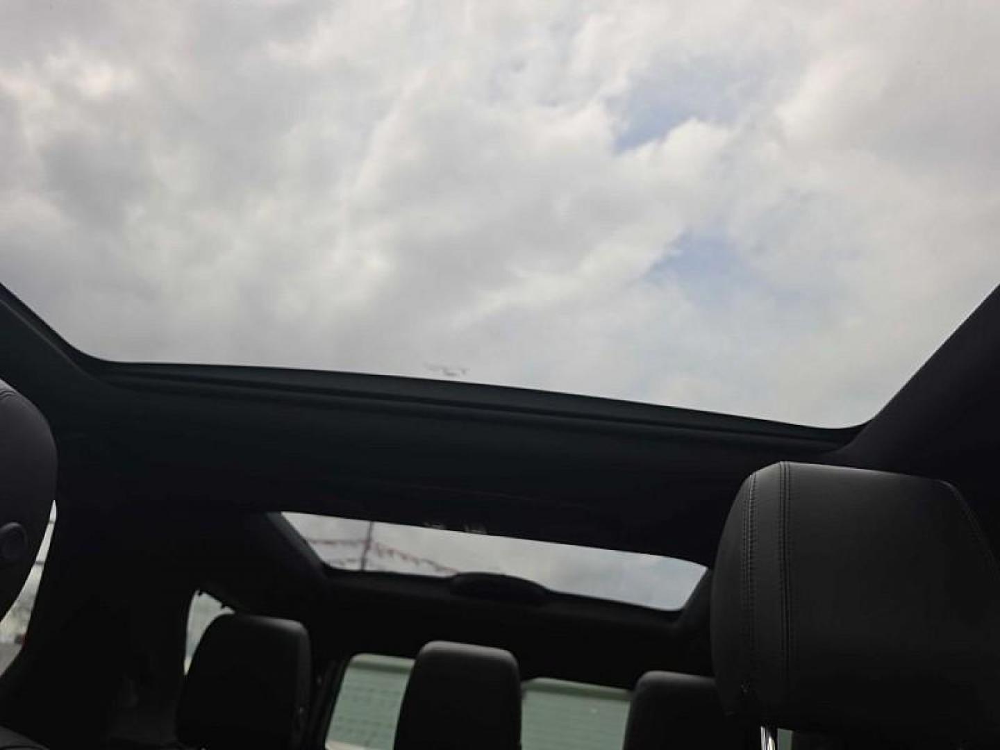 2020 GRAY /BLACK Land Rover Discovery Landmark Edition (SALRU2RV0L2) with an 3.0L V6 DOHC 24V engine, 8A transmission, located at 3304 Woodville Road, Northwood, OH, 43619, (419) 210-8019, 41.612694, -83.480743 - Your #1 Destination for Auto Loans and mdash;No Matter Your Credit!At our dealership, we believe everyone deserves the opportunity to drive their dream car and mdash;whether you have good credit, bad credit, or no credit at all. With a wide selection of hundreds of cars, trucks, and SUVs, you'll fin - Photo#28