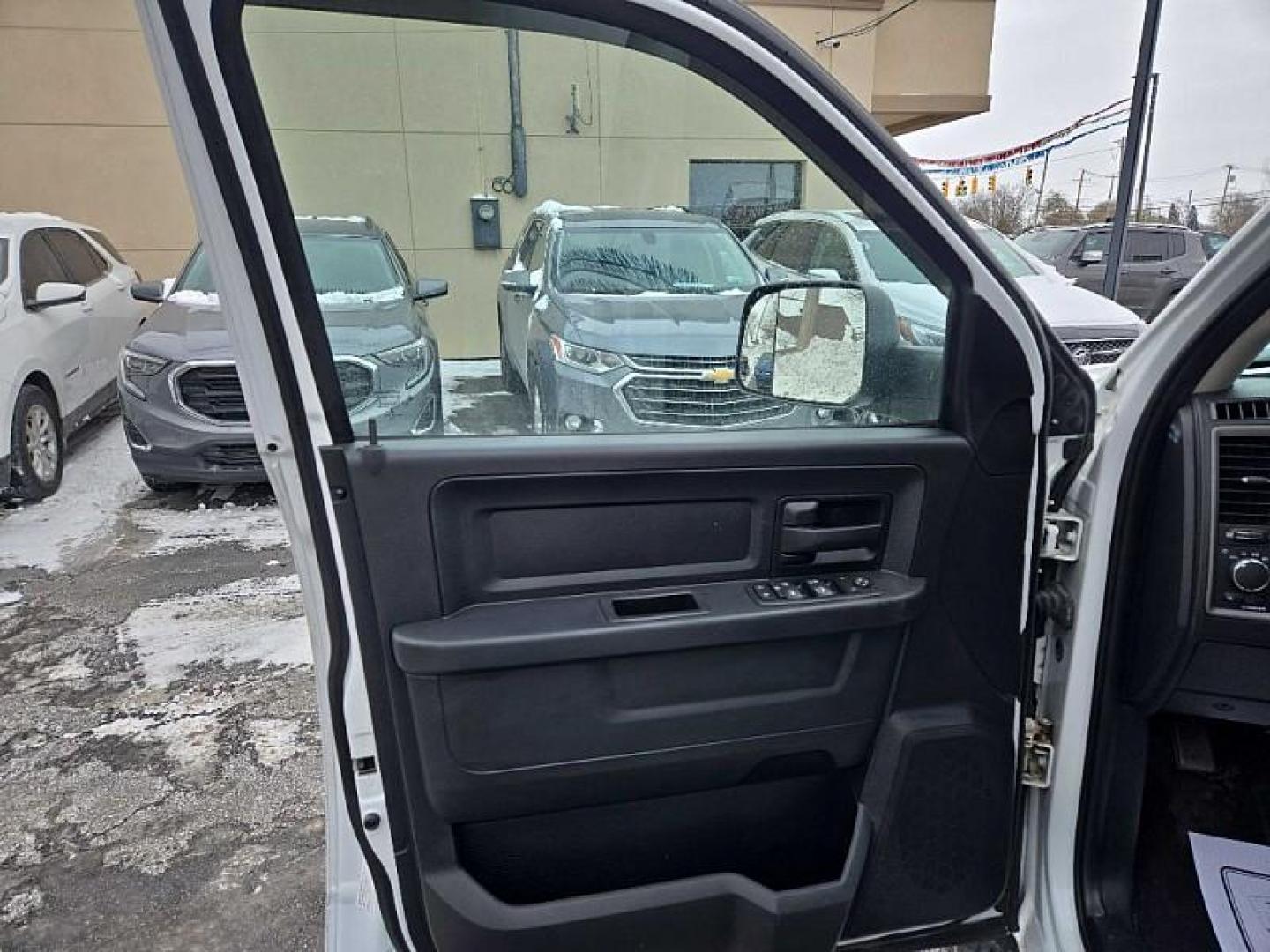 2016 WHITE RAM 1500 Tradesman Quad Cab 4WD (1C6RR7FG8GS) with an 3.6L V6 DOHC 24V FFV engine, 6A transmission, located at 3304 Woodville Road, Northwood, OH, 43619, (419) 210-8019, 41.612694, -83.480743 - Your #1 Destination for Auto Loans and mdash;No Matter Your Credit!At our dealership, we believe everyone deserves the opportunity to drive their dream car and mdash;whether you have good credit, bad credit, or no credit at all. With a wide selection of hundreds of cars, trucks, and SUVs, you'll fin - Photo#8