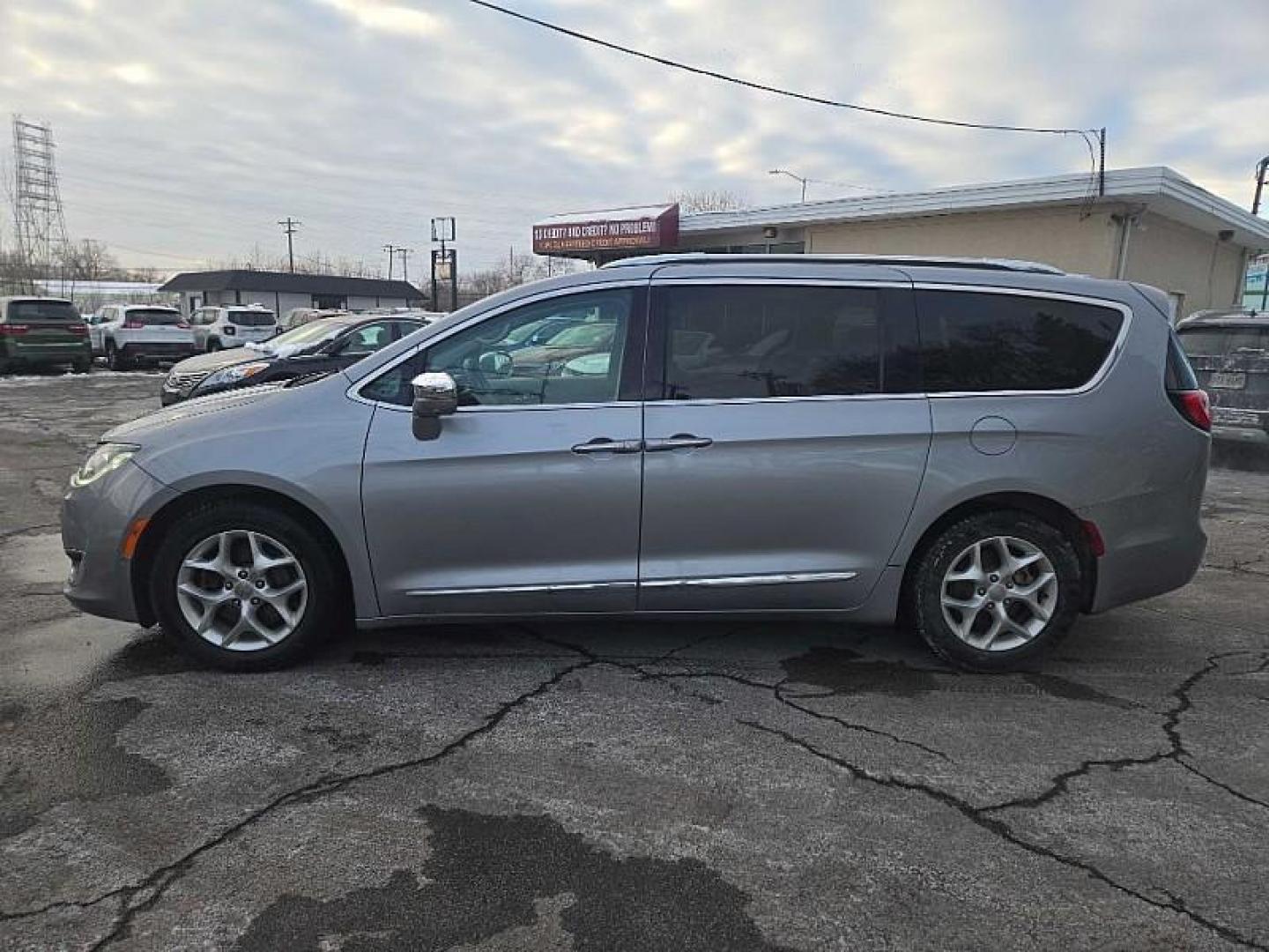 2020 SILVER /BLACK Chrysler Pacifica Limited (2C4RC1GG2LR) with an 3.6L V6 DOHC 24V engine, 9A transmission, located at 3304 Woodville Road, Northwood, OH, 43619, (419) 210-8019, 41.612694, -83.480743 - Your #1 Destination for Auto Loans and mdash;No Matter Your Credit!At our dealership, we believe everyone deserves the opportunity to drive their dream car and mdash;whether you have good credit, bad credit, or no credit at all. With a wide selection of hundreds of cars, trucks, and SUVs, you'll fin - Photo#1