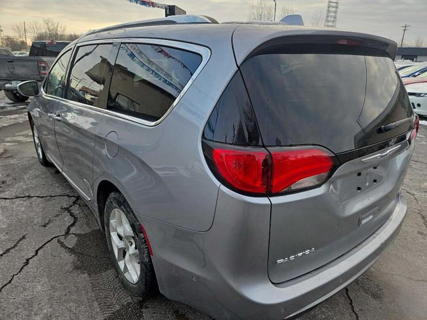 2020 SILVER /BLACK Chrysler Pacifica Limited (2C4RC1GG2LR) with an 3.6L V6 DOHC 24V engine, 9A transmission, located at 3304 Woodville Road, Northwood, OH, 43619, (419) 210-8019, 41.612694, -83.480743 - Your #1 Destination for Auto Loans and mdash;No Matter Your Credit!At our dealership, we believe everyone deserves the opportunity to drive their dream car and mdash;whether you have good credit, bad credit, or no credit at all. With a wide selection of hundreds of cars, trucks, and SUVs, you'll fin - Photo#2