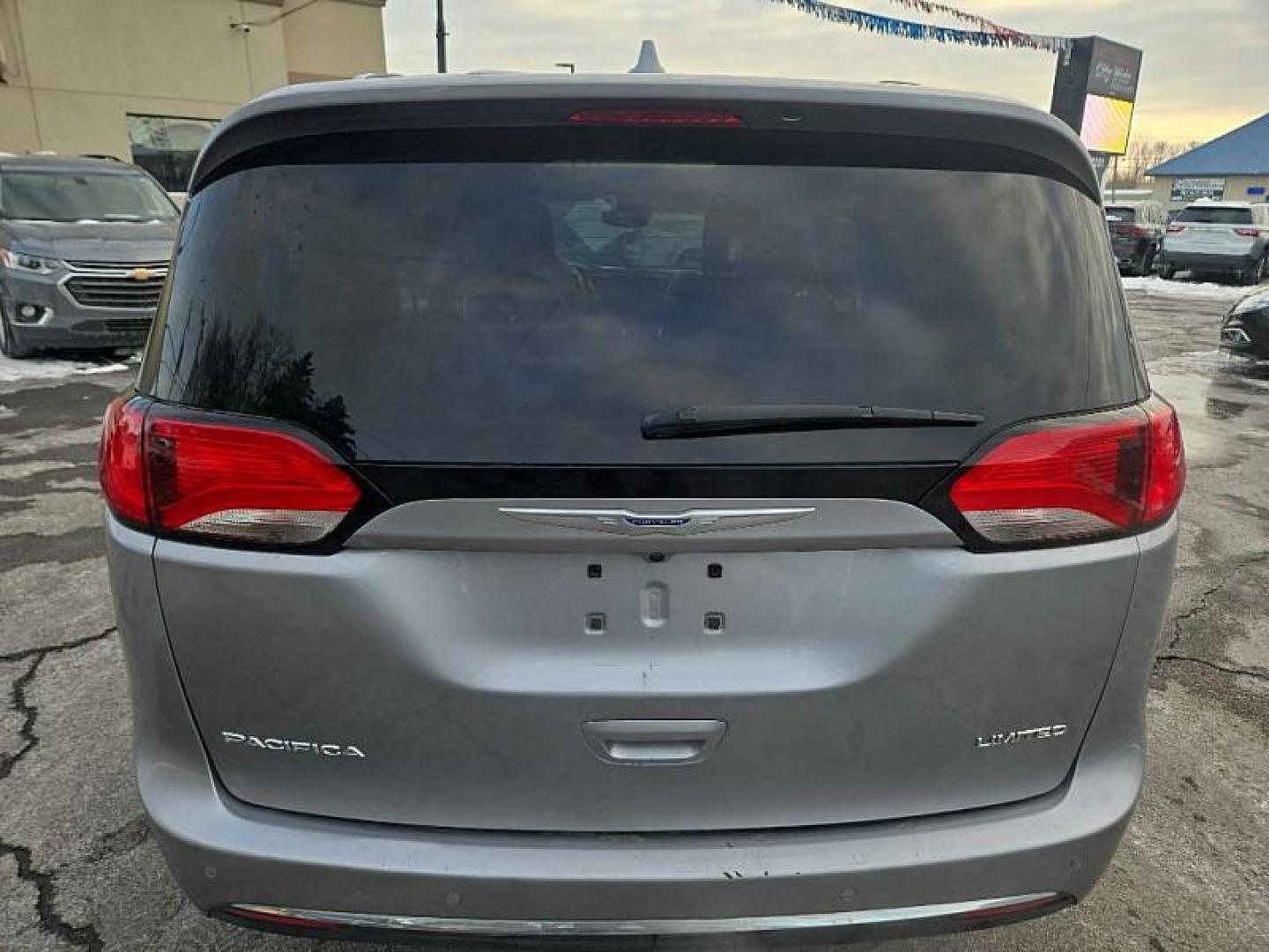 2020 SILVER /BLACK Chrysler Pacifica Limited (2C4RC1GG2LR) with an 3.6L V6 DOHC 24V engine, 9A transmission, located at 3304 Woodville Road, Northwood, OH, 43619, (419) 210-8019, 41.612694, -83.480743 - Your #1 Destination for Auto Loans and mdash;No Matter Your Credit!At our dealership, we believe everyone deserves the opportunity to drive their dream car and mdash;whether you have good credit, bad credit, or no credit at all. With a wide selection of hundreds of cars, trucks, and SUVs, you'll fin - Photo#3