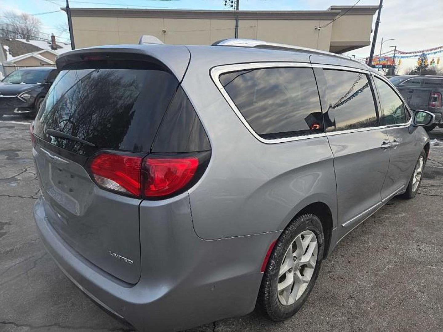2020 SILVER /BLACK Chrysler Pacifica Limited (2C4RC1GG2LR) with an 3.6L V6 DOHC 24V engine, 9A transmission, located at 3304 Woodville Road, Northwood, OH, 43619, (419) 210-8019, 41.612694, -83.480743 - Your #1 Destination for Auto Loans and mdash;No Matter Your Credit!At our dealership, we believe everyone deserves the opportunity to drive their dream car and mdash;whether you have good credit, bad credit, or no credit at all. With a wide selection of hundreds of cars, trucks, and SUVs, you'll fin - Photo#4