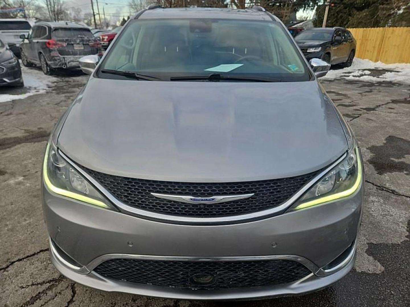 2020 SILVER /BLACK Chrysler Pacifica Limited (2C4RC1GG2LR) with an 3.6L V6 DOHC 24V engine, 9A transmission, located at 3304 Woodville Road, Northwood, OH, 43619, (419) 210-8019, 41.612694, -83.480743 - Your #1 Destination for Auto Loans and mdash;No Matter Your Credit!At our dealership, we believe everyone deserves the opportunity to drive their dream car and mdash;whether you have good credit, bad credit, or no credit at all. With a wide selection of hundreds of cars, trucks, and SUVs, you'll fin - Photo#7