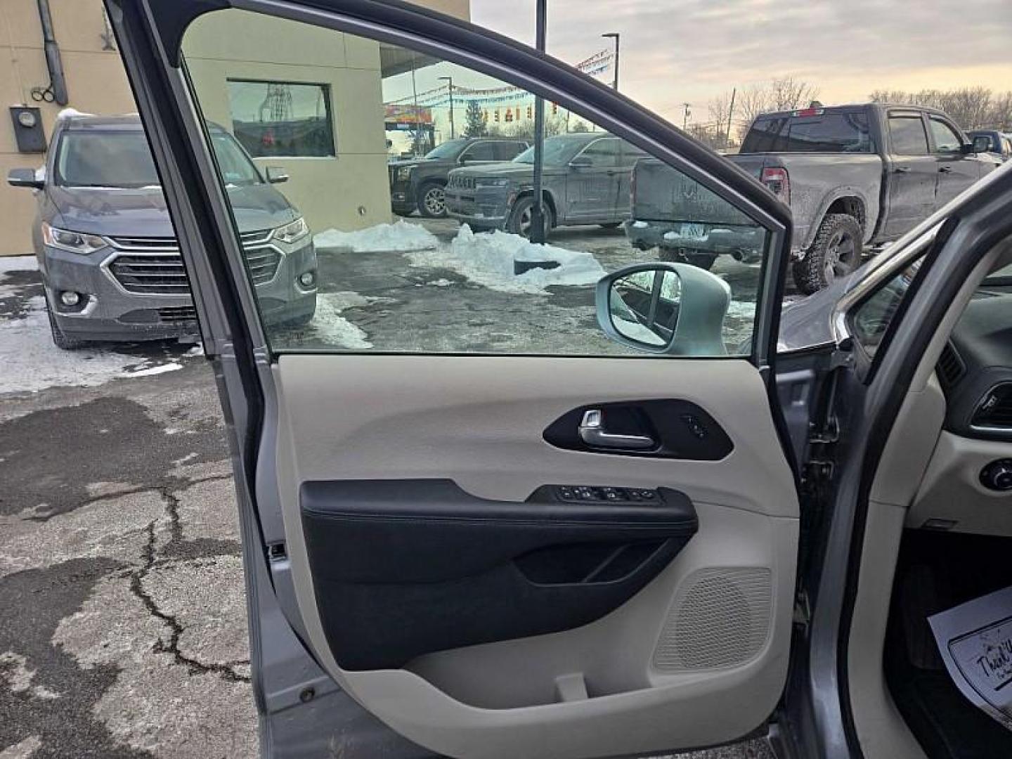 2020 SILVER /BLACK Chrysler Pacifica Limited (2C4RC1GG2LR) with an 3.6L V6 DOHC 24V engine, 9A transmission, located at 3304 Woodville Road, Northwood, OH, 43619, (419) 210-8019, 41.612694, -83.480743 - Your #1 Destination for Auto Loans and mdash;No Matter Your Credit!At our dealership, we believe everyone deserves the opportunity to drive their dream car and mdash;whether you have good credit, bad credit, or no credit at all. With a wide selection of hundreds of cars, trucks, and SUVs, you'll fin - Photo#8