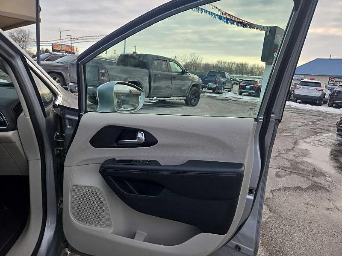 2020 SILVER /BLACK Chrysler Pacifica Limited (2C4RC1GG2LR) with an 3.6L V6 DOHC 24V engine, 9A transmission, located at 3304 Woodville Road, Northwood, OH, 43619, (419) 210-8019, 41.612694, -83.480743 - Your #1 Destination for Auto Loans and mdash;No Matter Your Credit!At our dealership, we believe everyone deserves the opportunity to drive their dream car and mdash;whether you have good credit, bad credit, or no credit at all. With a wide selection of hundreds of cars, trucks, and SUVs, you'll fin - Photo#17