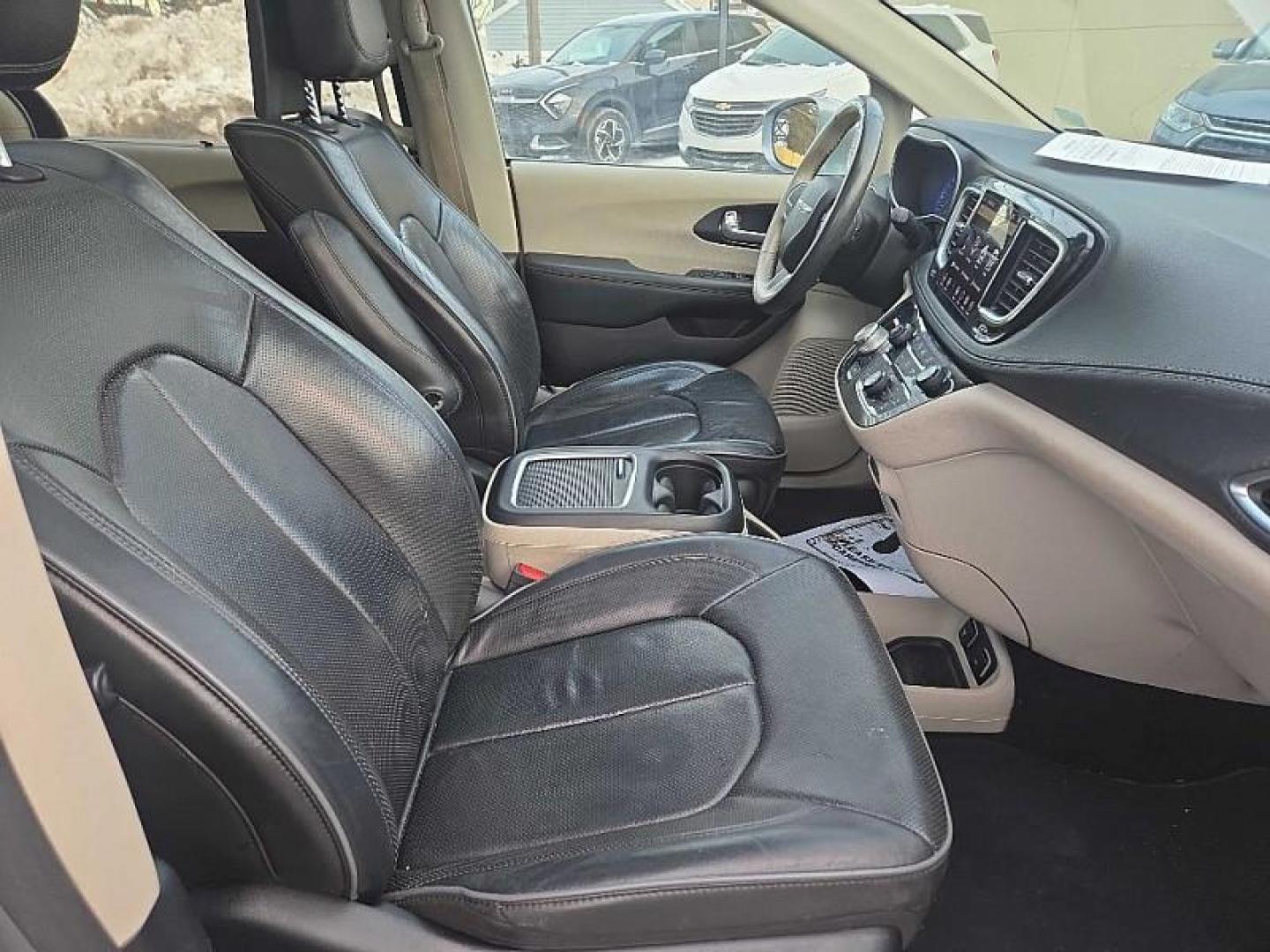 2020 SILVER /BLACK Chrysler Pacifica Limited (2C4RC1GG2LR) with an 3.6L V6 DOHC 24V engine, 9A transmission, located at 3304 Woodville Road, Northwood, OH, 43619, (419) 210-8019, 41.612694, -83.480743 - Your #1 Destination for Auto Loans and mdash;No Matter Your Credit!At our dealership, we believe everyone deserves the opportunity to drive their dream car and mdash;whether you have good credit, bad credit, or no credit at all. With a wide selection of hundreds of cars, trucks, and SUVs, you'll fin - Photo#18