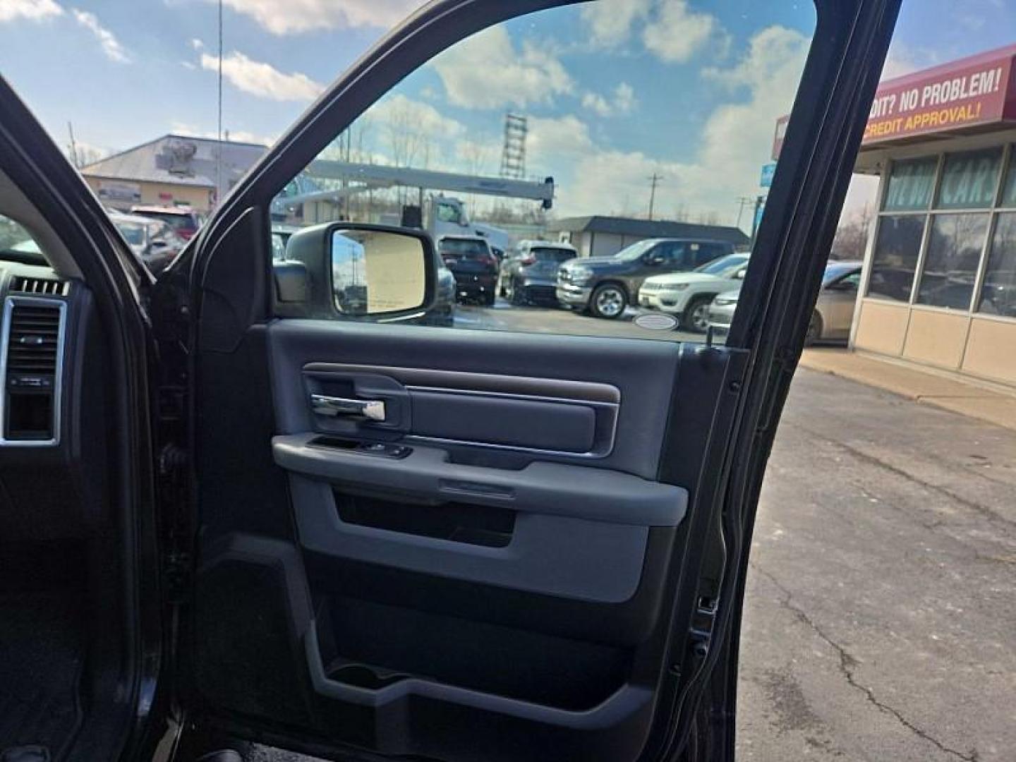 2017 BLACK /GRAY RAM 1500 SLT Quad Cab 4WD (1C6RR7GG1HS) with an 3.6L V6 DOHC 24V FFV engine, 8A transmission, located at 3304 Woodville Road, Northwood, OH, 43619, (419) 210-8019, 41.612694, -83.480743 - Your #1 Destination for Auto Loans and mdash;No Matter Your Credit!At our dealership, we believe everyone deserves the opportunity to drive their dream car and mdash;whether you have good credit, bad credit, or no credit at all. With a wide selection of hundreds of cars, trucks, and SUVs, you'll fin - Photo#29