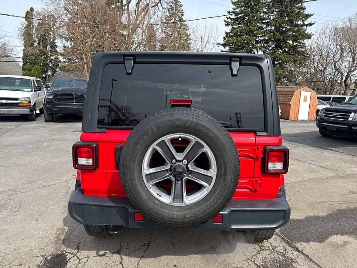 2020 RED /BLACK Jeep Wrangler Unlimited Sahara (1C4HJXEN7LW) with an 2.0L L4 DOHC 16V TURBO engine, 6A transmission, located at 3304 Woodville Road, Northwood, OH, 43619, (419) 210-8019, 41.612694, -83.480743 - Your #1 Destination for Auto Loans and mdash;No Matter Your Credit!At our dealership, we believe everyone deserves the opportunity to drive their dream car and mdash;whether you have good credit, bad credit, or no credit at all. With a wide selection of hundreds of cars, trucks, and SUVs, you'll fin - Photo#3