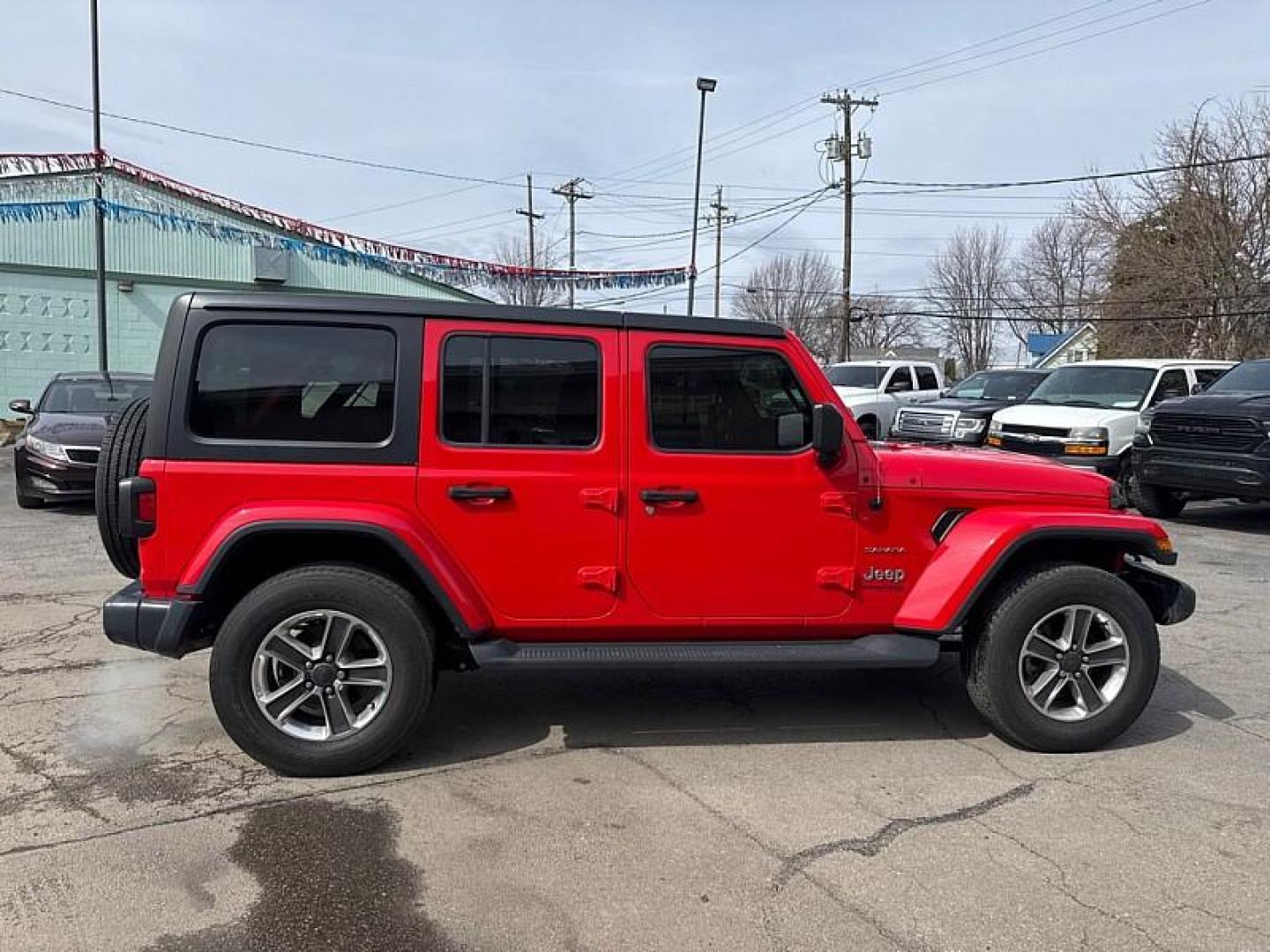 2020 RED /BLACK Jeep Wrangler Unlimited Sahara (1C4HJXEN7LW) with an 2.0L L4 DOHC 16V TURBO engine, 6A transmission, located at 3304 Woodville Road, Northwood, OH, 43619, (419) 210-8019, 41.612694, -83.480743 - Your #1 Destination for Auto Loans and mdash;No Matter Your Credit!At our dealership, we believe everyone deserves the opportunity to drive their dream car and mdash;whether you have good credit, bad credit, or no credit at all. With a wide selection of hundreds of cars, trucks, and SUVs, you'll fin - Photo#5