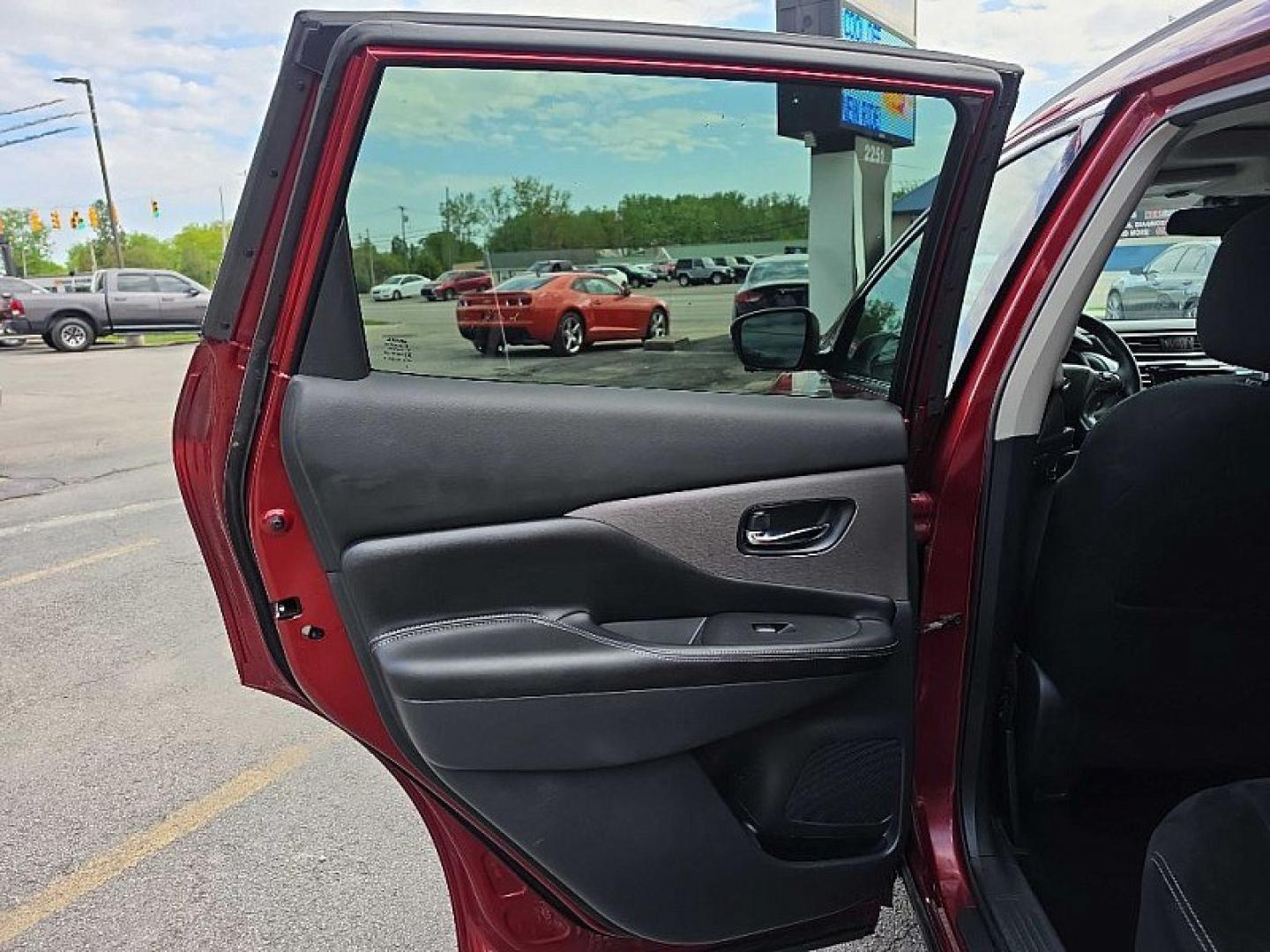 2021 RED /BLACK Nissan Murano SV AWD (5N1AZ2BS2MC) with an 3.5L V6 DOHC 24V engine, CVT transmission, located at 3304 Woodville Road, Northwood, OH, 43619, (419) 210-8019, 41.612694, -83.480743 - Your #1 Destination for Auto Loans and mdash;No Matter Your Credit!At our dealership, we believe everyone deserves the opportunity to drive their dream car and mdash;whether you have good credit, bad credit, or no credit at all. With a wide selection of hundreds of cars, trucks, and SUVs, you'll fin - Photo#10