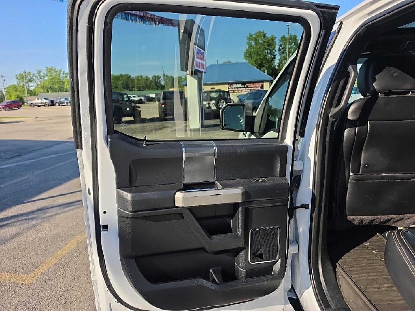 2020 WHITE /BLACK Ford F-150 XLT SuperCrew 6.5-ft. Bed 4WD (1FTEW1EPXLF) with an 2.7L V6 DOHC 24V engine, 6A transmission, located at 3304 Woodville Road, Northwood, OH, 43619, (419) 210-8019, 41.612694, -83.480743- Photo#10
