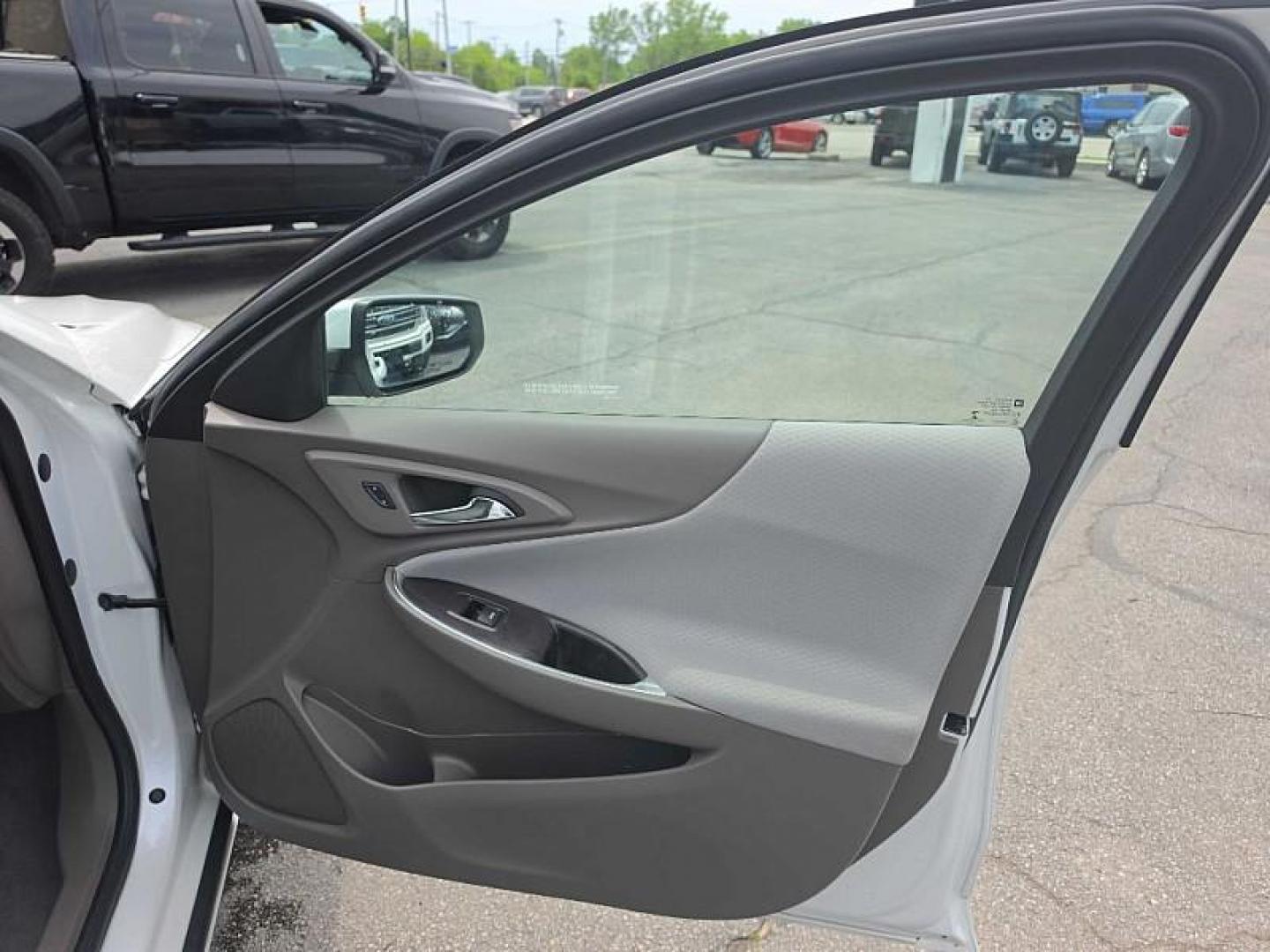 2017 WHITE /GRAY Chevrolet Malibu 1LT (1G1ZE5ST6HF) with an 1.5L L4 DOHC 16V engine, 6A transmission, located at 3304 Woodville Road, Northwood, OH, 43619, (419) 210-8019, 41.612694, -83.480743 - Your #1 Destination for Auto Loans and mdash;No Matter Your Credit!At our dealership, we believe everyone deserves the opportunity to drive their dream car and mdash;whether you have good credit, bad credit, or no credit at all. With a wide selection of hundreds of cars, trucks, and SUVs, you'll fin - Photo#31