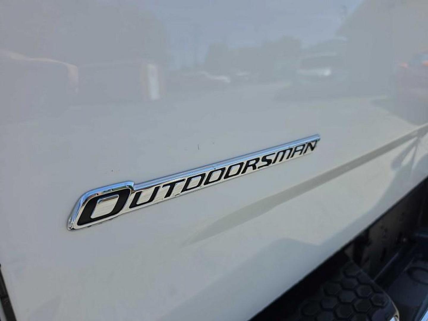 2017 WHITE /GRAY RAM 1500 SLT Quad Cab 4WD (1C6RR7GG5HS) with an 3.6L V6 DOHC 24V FFV engine, 8A transmission, located at 3304 Woodville Road, Northwood, OH, 43619, (419) 210-8019, 41.612694, -83.480743 - Your #1 Destination for Auto Loans and mdash;No Matter Your Credit!At our dealership, we believe everyone deserves the opportunity to drive their dream car and mdash;whether you have good credit, bad credit, or no credit at all. With a wide selection of hundreds of cars, trucks, and SUVs, you'll fin - Photo#13
