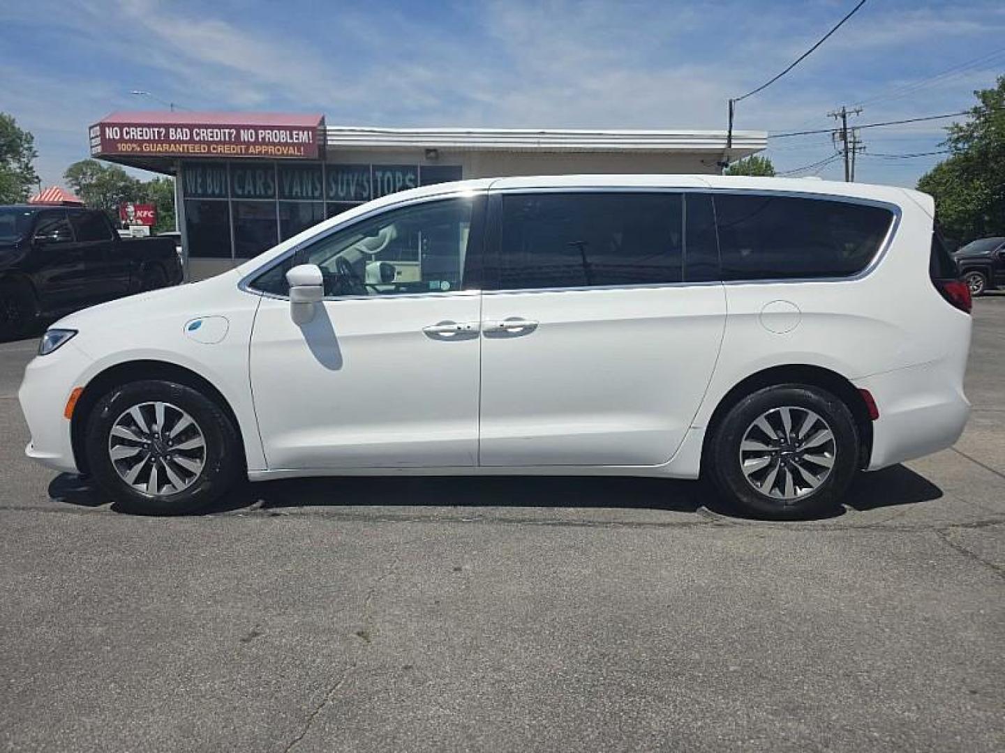 2022 WHITE /BLACK Chrysler Pacifica Hybrid Touring L (2C4RC1L78NR) with an 3.6L V6 DOHC 24V HYBRID engine, CVT transmission, located at 3304 Woodville Road, Northwood, OH, 43619, (419) 210-8019, 41.612694, -83.480743 - Your #1 Destination for Auto Loans and mdash;No Matter Your Credit!At our dealership, we believe everyone deserves the opportunity to drive their dream car and mdash;whether you have good credit, bad credit, or no credit at all. With a wide selection of hundreds of cars, trucks, and SUVs, you'll fin- Photo#1