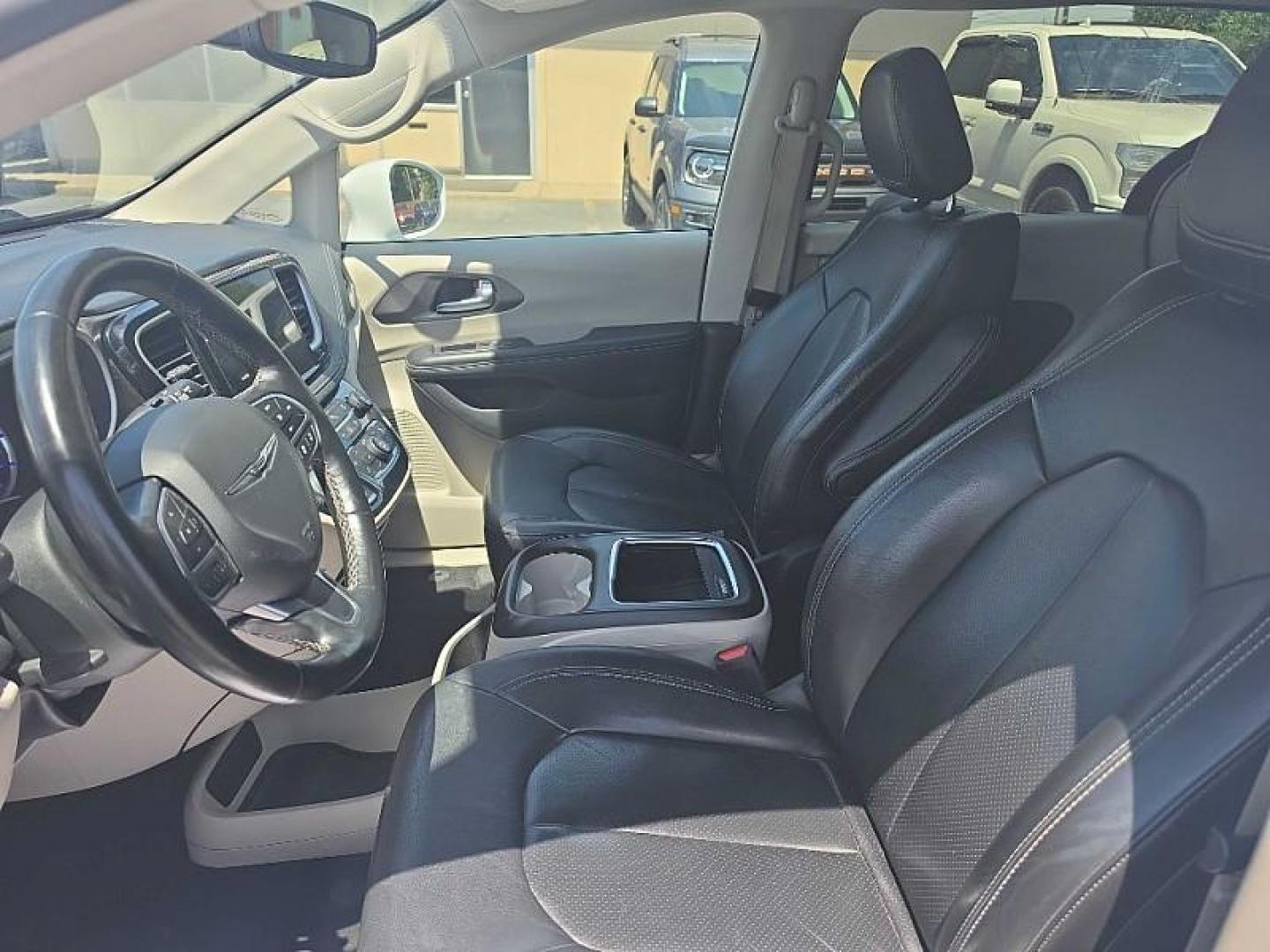 2022 WHITE /BLACK Chrysler Pacifica Hybrid Touring L (2C4RC1L78NR) with an 3.6L V6 DOHC 24V HYBRID engine, CVT transmission, located at 3304 Woodville Road, Northwood, OH, 43619, (419) 210-8019, 41.612694, -83.480743 - Your #1 Destination for Auto Loans and mdash;No Matter Your Credit!At our dealership, we believe everyone deserves the opportunity to drive their dream car and mdash;whether you have good credit, bad credit, or no credit at all. With a wide selection of hundreds of cars, trucks, and SUVs, you'll fin- Photo#8
