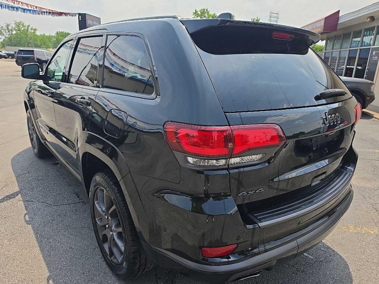 2020 BLACK /BLACK Jeep Grand Cherokee Overland 4WD (1C4RJFCG6LC) with an 3.6L V6 DOHC 24V engine, 8A transmission, located at 3304 Woodville Road, Northwood, OH, 43619, (419) 210-8019, 41.612694, -83.480743 - Your #1 Destination for Auto Loans and mdash;No Matter Your Credit!At our dealership, we believe everyone deserves the opportunity to drive their dream car and mdash;whether you have good credit, bad credit, or no credit at all. With a wide selection of hundreds of cars, trucks, and SUVs, you'll fin - Photo#4