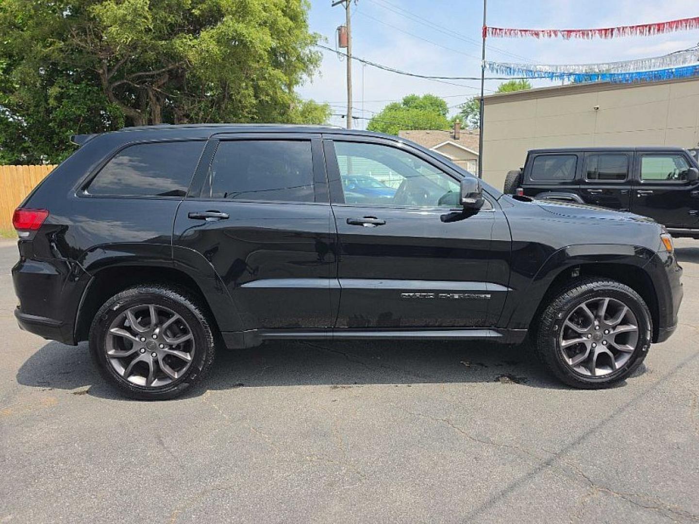 2020 BLACK /BLACK Jeep Grand Cherokee Overland 4WD (1C4RJFCG6LC) with an 3.6L V6 DOHC 24V engine, 8A transmission, located at 3304 Woodville Road, Northwood, OH, 43619, (419) 210-8019, 41.612694, -83.480743 - Your #1 Destination for Auto Loans and mdash;No Matter Your Credit!At our dealership, we believe everyone deserves the opportunity to drive their dream car and mdash;whether you have good credit, bad credit, or no credit at all. With a wide selection of hundreds of cars, trucks, and SUVs, you'll fin - Photo#5