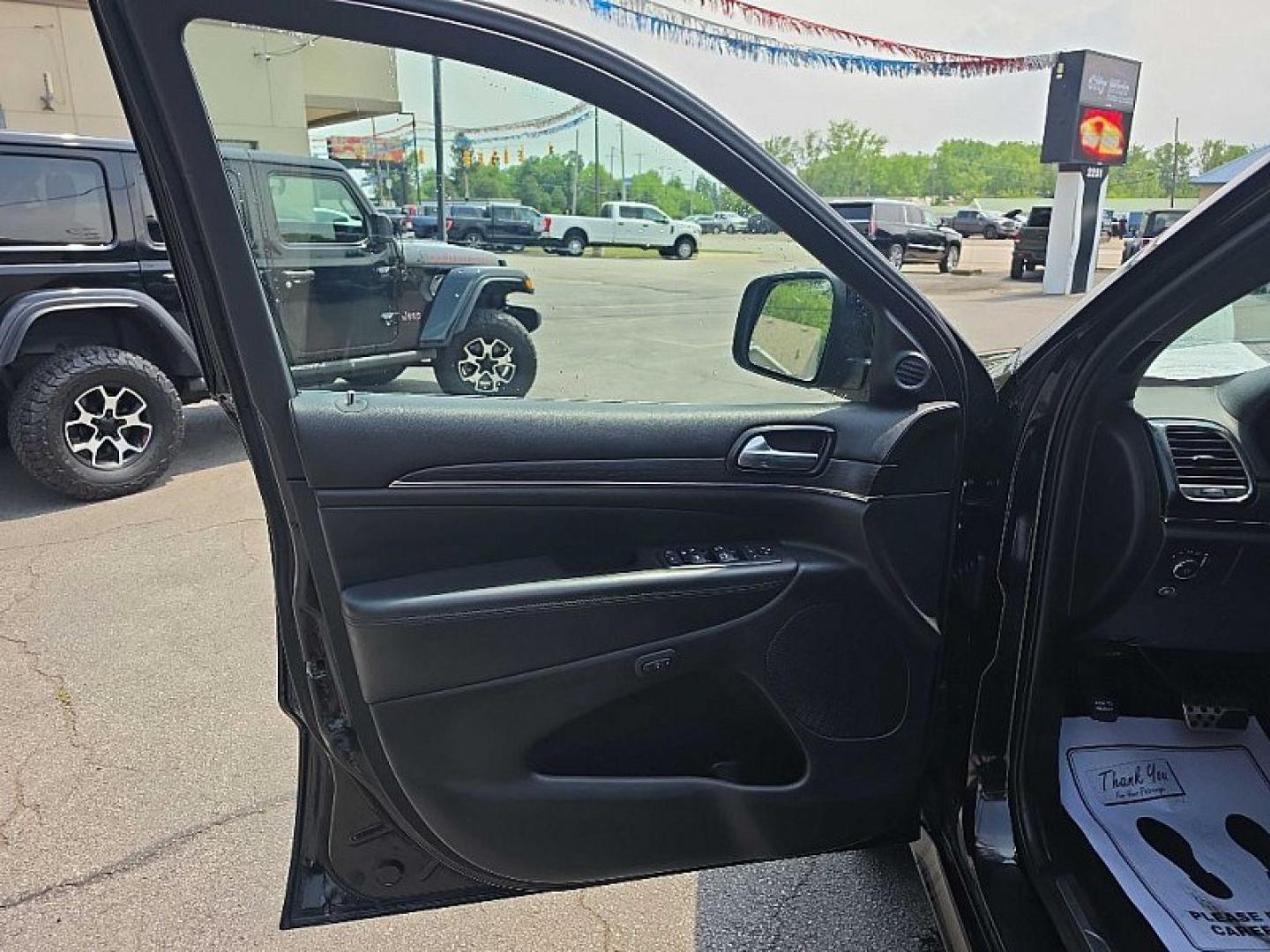 2020 BLACK /BLACK Jeep Grand Cherokee Overland 4WD (1C4RJFCG6LC) with an 3.6L V6 DOHC 24V engine, 8A transmission, located at 3304 Woodville Road, Northwood, OH, 43619, (419) 210-8019, 41.612694, -83.480743 - Your #1 Destination for Auto Loans and mdash;No Matter Your Credit!At our dealership, we believe everyone deserves the opportunity to drive their dream car and mdash;whether you have good credit, bad credit, or no credit at all. With a wide selection of hundreds of cars, trucks, and SUVs, you'll fin - Photo#8
