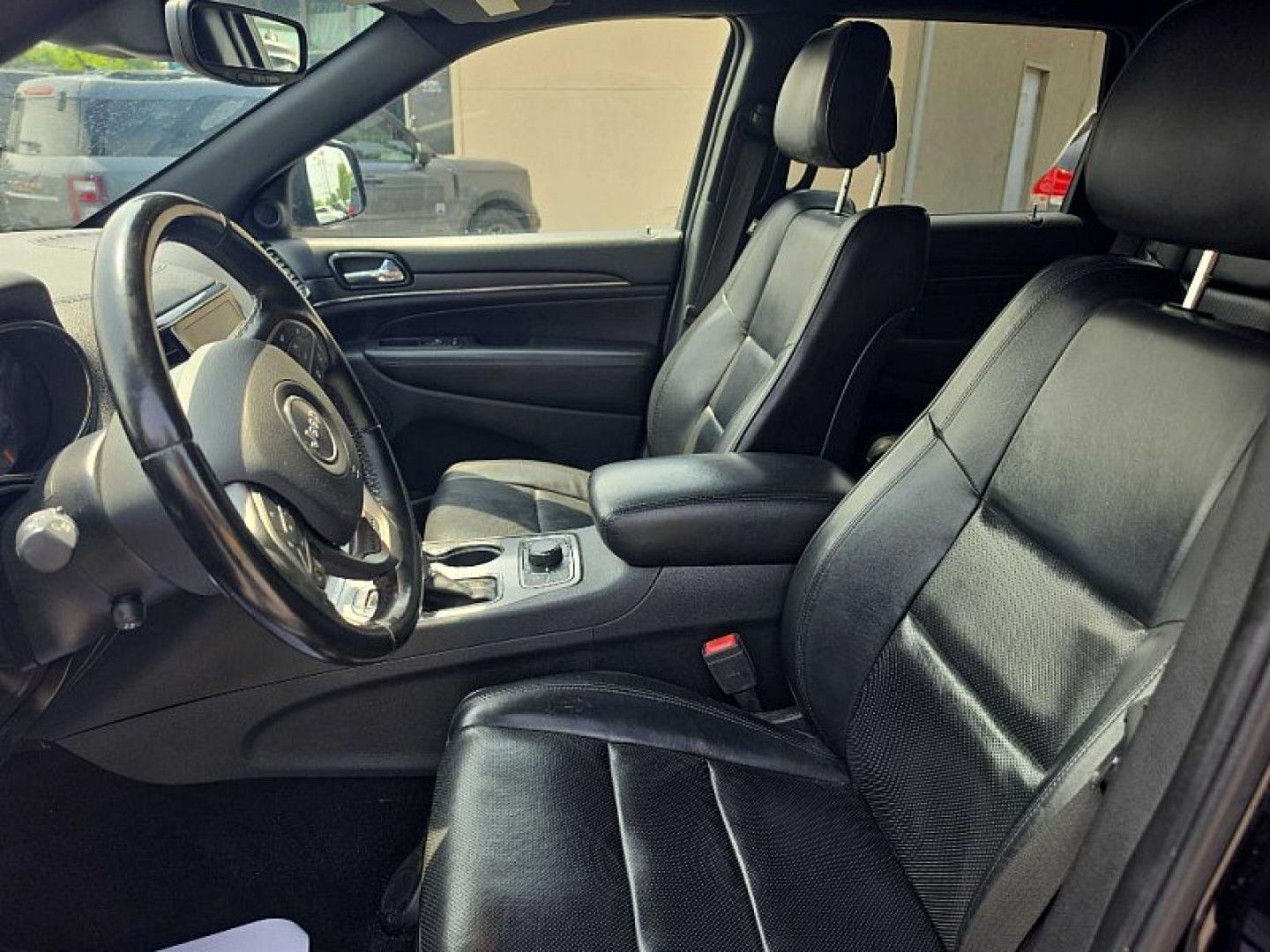 2020 BLACK /BLACK Jeep Grand Cherokee Overland 4WD (1C4RJFCG6LC) with an 3.6L V6 DOHC 24V engine, 8A transmission, located at 3304 Woodville Road, Northwood, OH, 43619, (419) 210-8019, 41.612694, -83.480743 - Your #1 Destination for Auto Loans and mdash;No Matter Your Credit!At our dealership, we believe everyone deserves the opportunity to drive their dream car and mdash;whether you have good credit, bad credit, or no credit at all. With a wide selection of hundreds of cars, trucks, and SUVs, you'll fin - Photo#9
