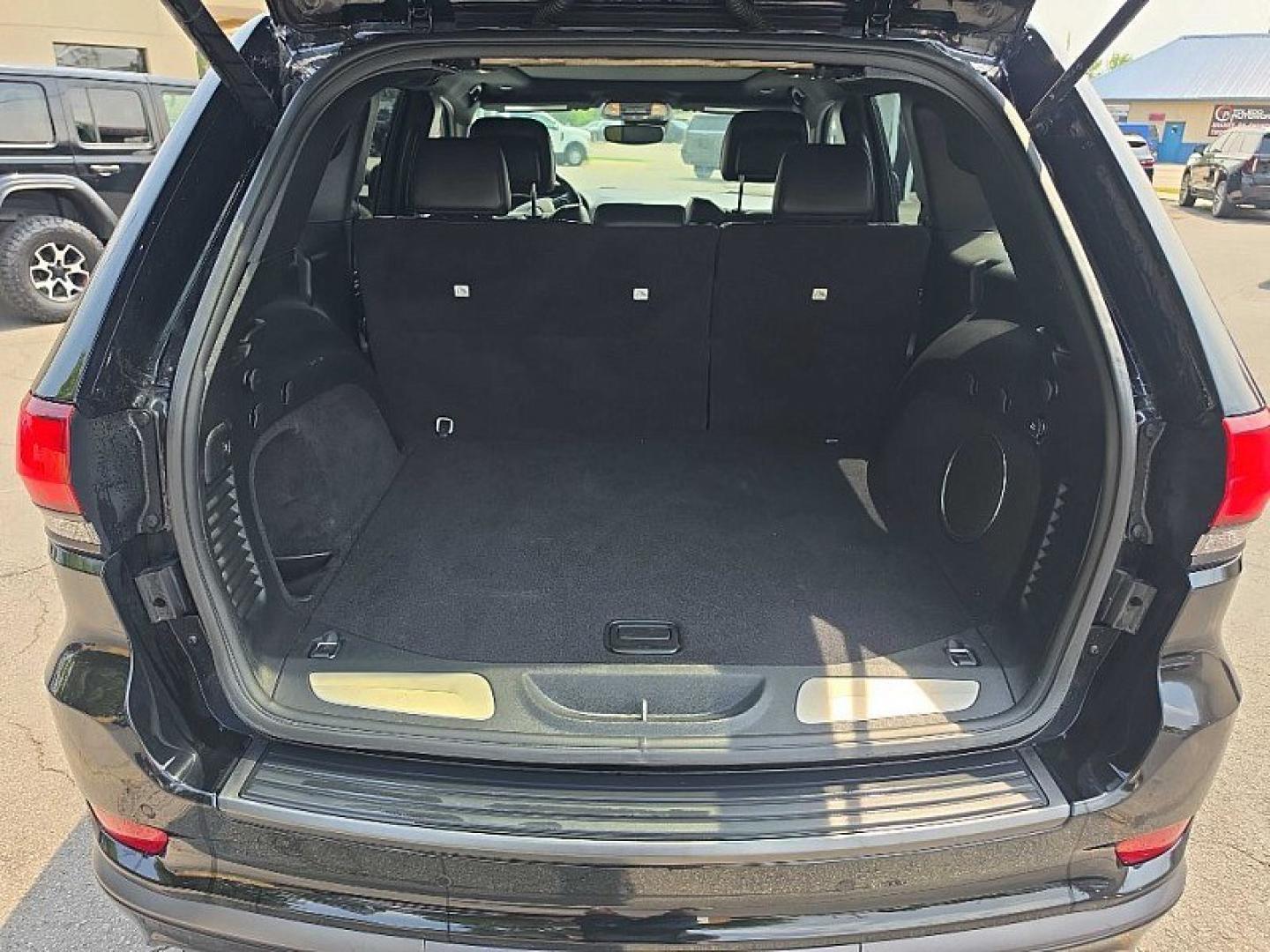 2020 BLACK /BLACK Jeep Grand Cherokee Overland 4WD (1C4RJFCG6LC) with an 3.6L V6 DOHC 24V engine, 8A transmission, located at 3304 Woodville Road, Northwood, OH, 43619, (419) 210-8019, 41.612694, -83.480743 - Your #1 Destination for Auto Loans and mdash;No Matter Your Credit!At our dealership, we believe everyone deserves the opportunity to drive their dream car and mdash;whether you have good credit, bad credit, or no credit at all. With a wide selection of hundreds of cars, trucks, and SUVs, you'll fin - Photo#12