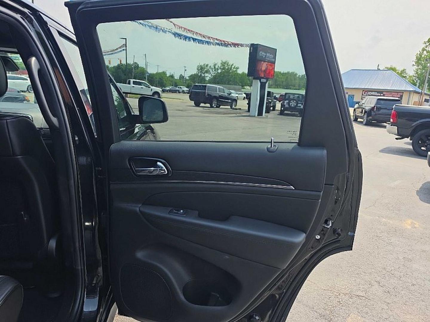 2020 BLACK /BLACK Jeep Grand Cherokee Overland 4WD (1C4RJFCG6LC) with an 3.6L V6 DOHC 24V engine, 8A transmission, located at 3304 Woodville Road, Northwood, OH, 43619, (419) 210-8019, 41.612694, -83.480743 - Your #1 Destination for Auto Loans and mdash;No Matter Your Credit!At our dealership, we believe everyone deserves the opportunity to drive their dream car and mdash;whether you have good credit, bad credit, or no credit at all. With a wide selection of hundreds of cars, trucks, and SUVs, you'll fin - Photo#13