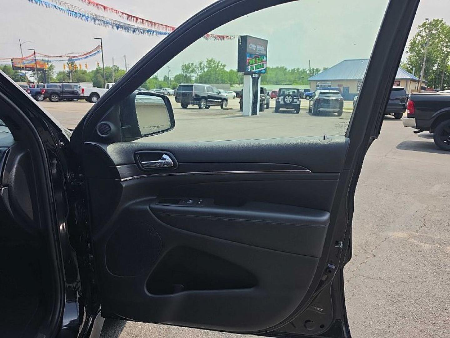 2020 BLACK /BLACK Jeep Grand Cherokee Overland 4WD (1C4RJFCG6LC) with an 3.6L V6 DOHC 24V engine, 8A transmission, located at 3304 Woodville Road, Northwood, OH, 43619, (419) 210-8019, 41.612694, -83.480743 - Your #1 Destination for Auto Loans and mdash;No Matter Your Credit!At our dealership, we believe everyone deserves the opportunity to drive their dream car and mdash;whether you have good credit, bad credit, or no credit at all. With a wide selection of hundreds of cars, trucks, and SUVs, you'll fin - Photo#15