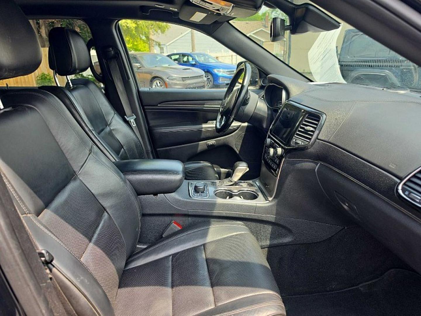 2020 BLACK /BLACK Jeep Grand Cherokee Overland 4WD (1C4RJFCG6LC) with an 3.6L V6 DOHC 24V engine, 8A transmission, located at 3304 Woodville Road, Northwood, OH, 43619, (419) 210-8019, 41.612694, -83.480743 - Your #1 Destination for Auto Loans and mdash;No Matter Your Credit!At our dealership, we believe everyone deserves the opportunity to drive their dream car and mdash;whether you have good credit, bad credit, or no credit at all. With a wide selection of hundreds of cars, trucks, and SUVs, you'll fin - Photo#16